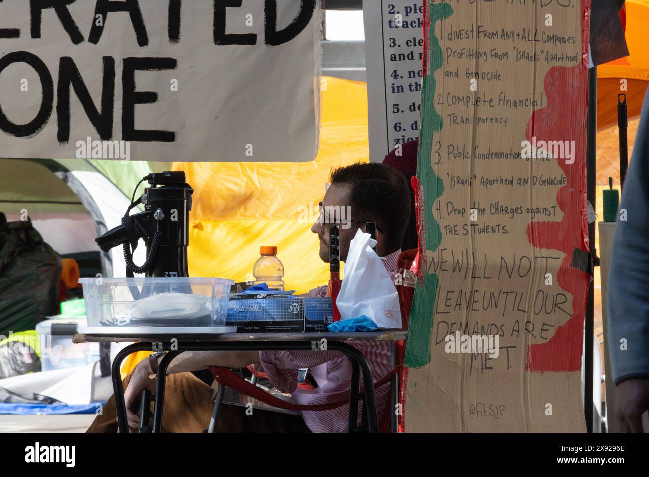 Groupe de personnes dans un campement de protestation anti-israélien pro-palestinien sur le campus de l'Institut de technologie de la mode le 1er mai 2024 Banque D'Images