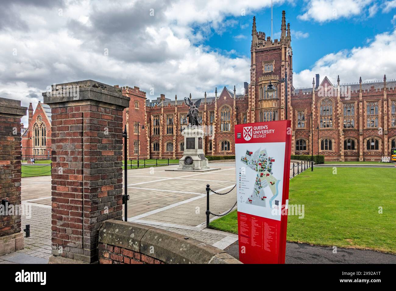 L'entrée principale de l'Université Queens, Belfast, Irlande du Nord. Banque D'Images