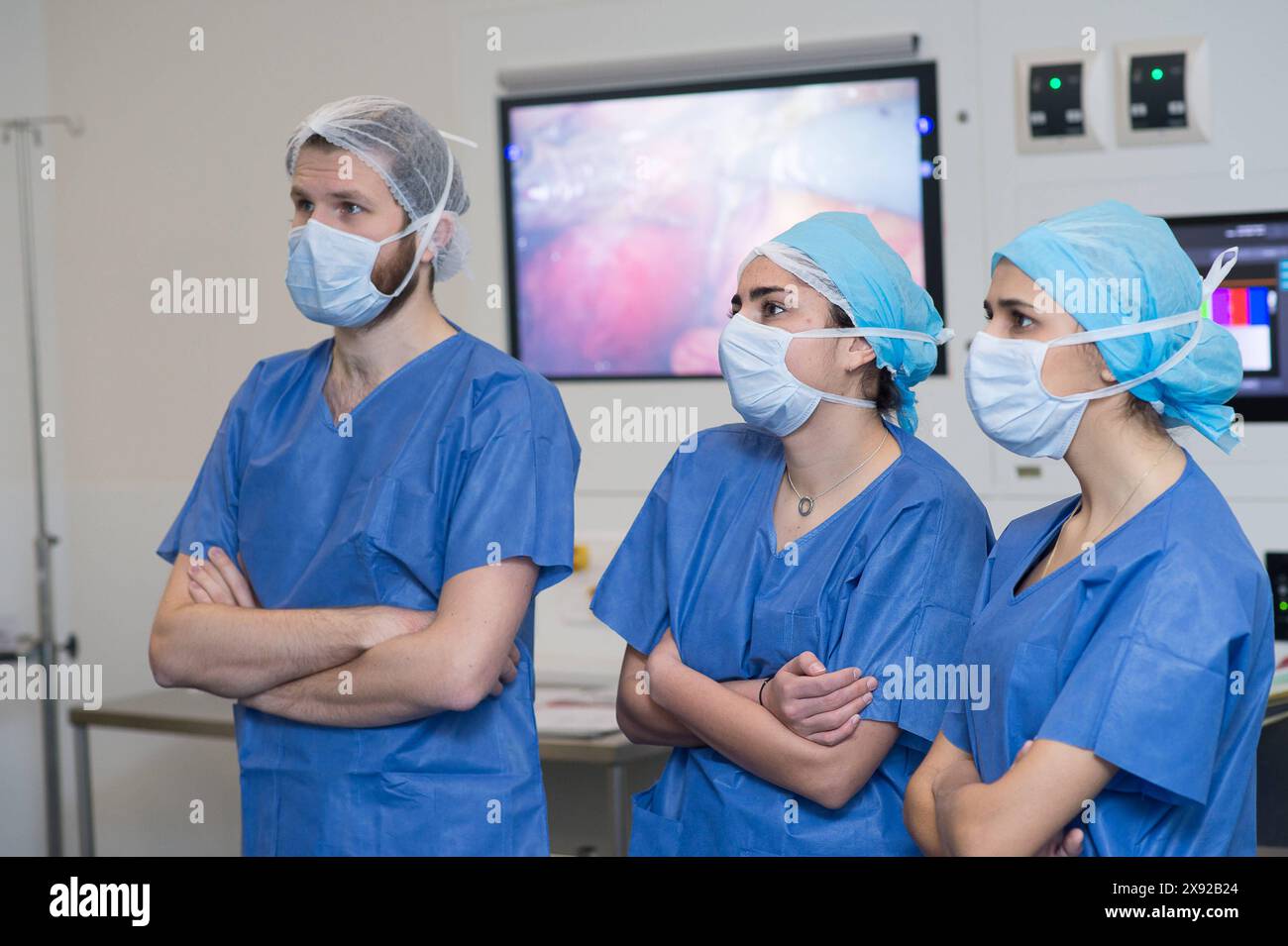 Bilan au CHU de Nice, CHU Pasteur, pour une prostatectomie radicale avec dissection ganglionnaire chez un patient de 66 ans atteint de cancer de la prostate à haut risque selon la classification d Amico. Ici, les étudiants en chirurgie regardent l'opération. FRANCE. Prostatectomie laparoscopique assistée par le robot da vinci 015809 048 Banque D'Images