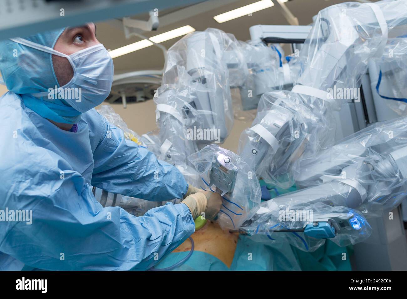 Bilan au CHU de Nice, CHU Pasteur, pour une prostatectomie radicale avec dissection ganglionnaire chez un patient de 66 ans atteint de cancer de la prostate à haut risque selon la classification d Amico. Ici, poursuite de l'opération. Prostatectomie laparoscopique assistée par le robot da vinci 015809 083 Banque D'Images