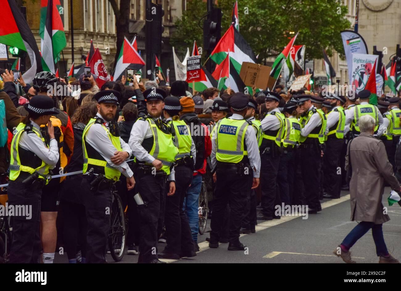 Londres, Angleterre, Royaume-Uni. 28 mai 2024. Des milliers de manifestants pro-palestiniens se rassemblent devant Downing Street après les attaques israéliennes contre Rafah à Gaza. (Crédit image : © Vuk Valcic/ZUMA Press Wire) USAGE ÉDITORIAL SEULEMENT! Non destiné à UN USAGE commercial ! Banque D'Images