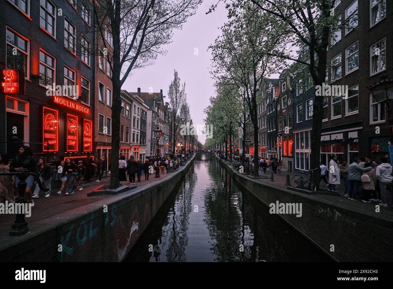Pays-Bas, Amsterdam - 10 avril 2024 : vue nocturne du quartier rouge Banque D'Images