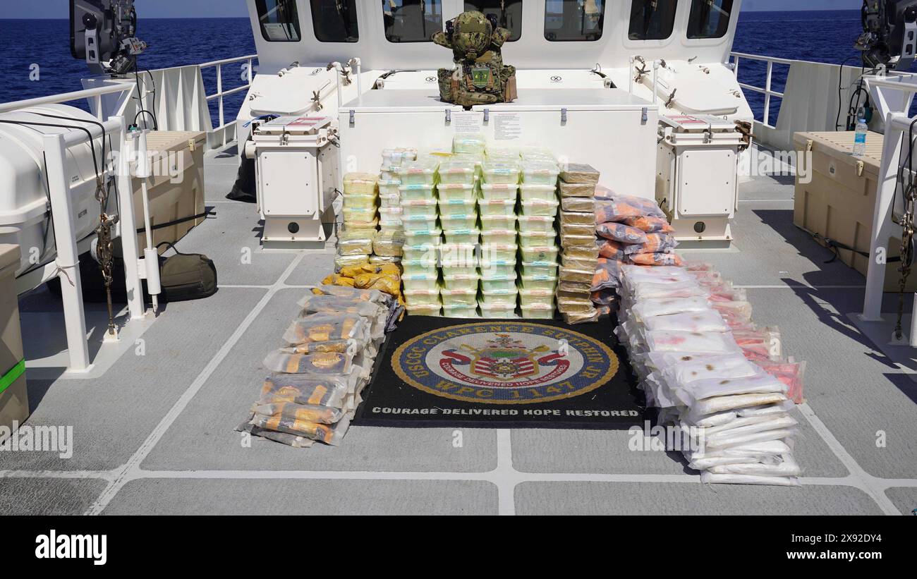 Mer d'Arabie. 10 avril 2024. Des sacs de stupéfiants illégaux saisis à partir d'un navire sont empilés sur le pont de l'USCGC Clarence Sutphin Jr. (WPC 1147) de la Garde côtière américaine, dans la mer d'Arabie, le 10 avril. Clarence Sutphin Jr. opérait dans le cadre de la Force opérationnelle combinée 150, l'une des cinq forces opérationnelles des Forces maritimes combinées, le plus grand partenariat naval multinational au monde. La CTF 150 se concentre sur les opérations de sécurité maritime à l'extérieur du golfe Persique. Crimson Barracuda contrecarre l'utilisation de la haute mer par les organisations terroristes et criminelles pour la contrebande de stupéfiants, d'armes, Banque D'Images