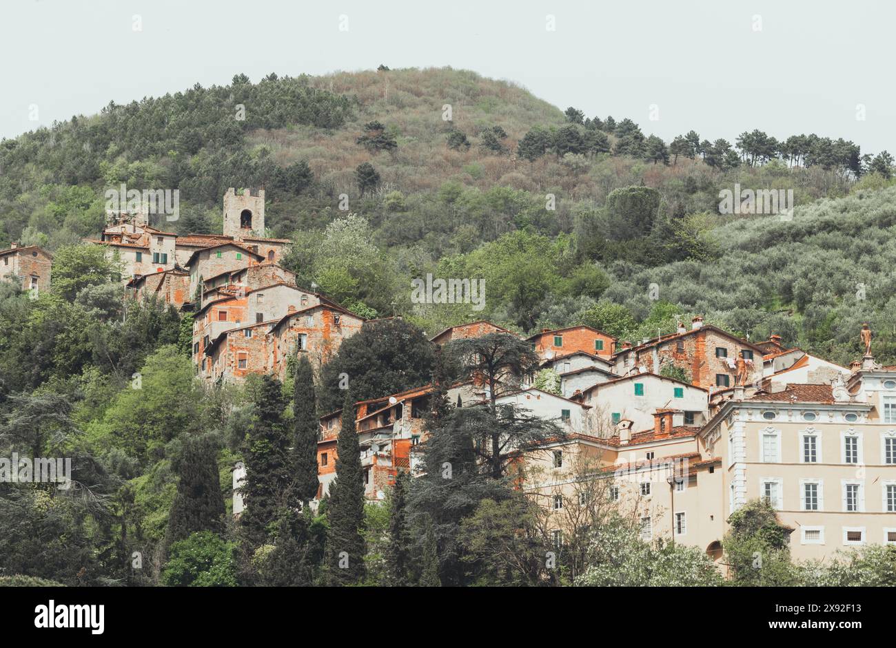 La vieille ville historique de Collodi en Toscane, Italie. La ville abrite Pinocchio et est une attraction touristique populaire, avec des rues escarpées. Banque D'Images