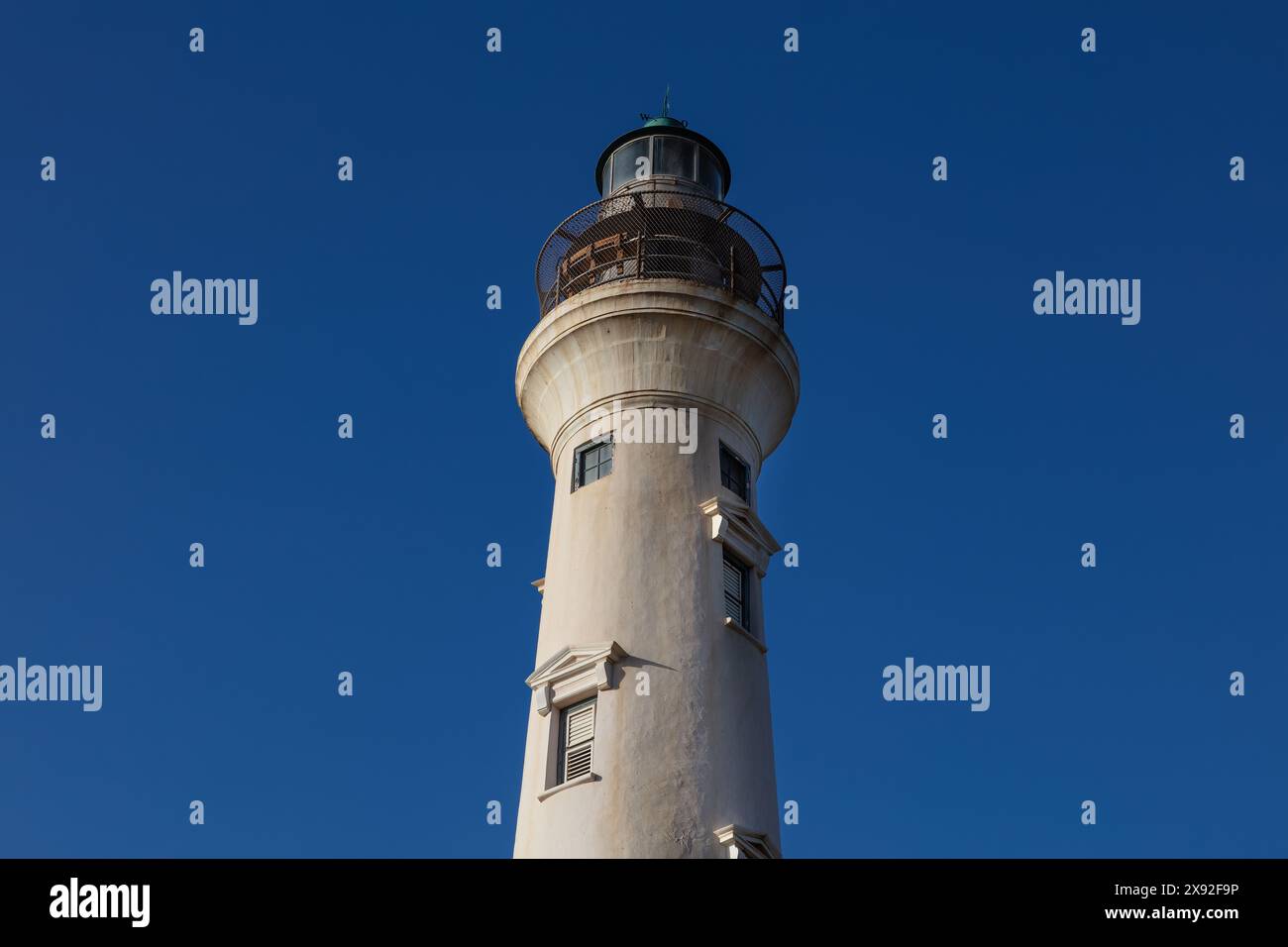 Gros plan sur le phare californien d'Aruba. Ciel bleu en arrière-plan. Banque D'Images