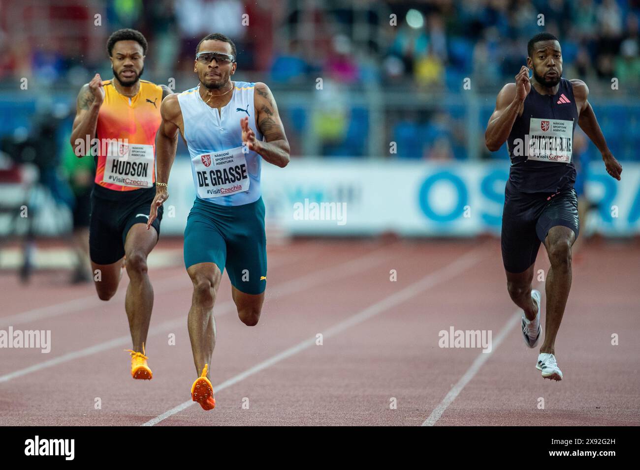 Ostrava, République tchèque. 28 mai 2024. De gauche à droite : Andrew Hudson, de la Jamaïque, André de Grasse, du Canada, et Nethaneel Mitchell-Blake, de la Grande-Bretagne, participent à la course masculine du 200 m dans le cadre de Golden Spike, Continental Tour Gold, épreuve athlétique qui débute à Ostrava, en République tchèque, le 28 mai 2024. Crédit : Vladimir Prycek/CTK photo/Alamy Live News Banque D'Images