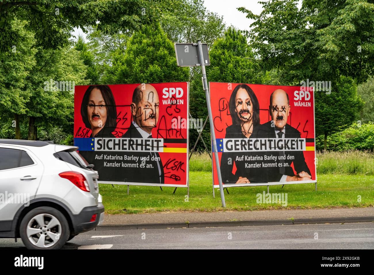 Affiches électorales graffinées du SPD, enduites de symboles et de slogans, écrites, pulvérisées, en partie de slogans de droite, sur Spitzwegstraße, Banque D'Images