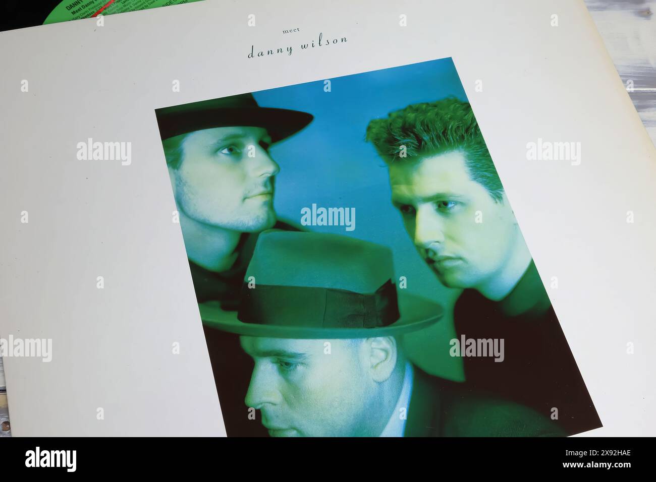 Viersen, Allemagne - 9 mai. 2024 : gros plan de la reprise vinyle Meet du groupe pop écossais Danny Wilson de 1987 Banque D'Images