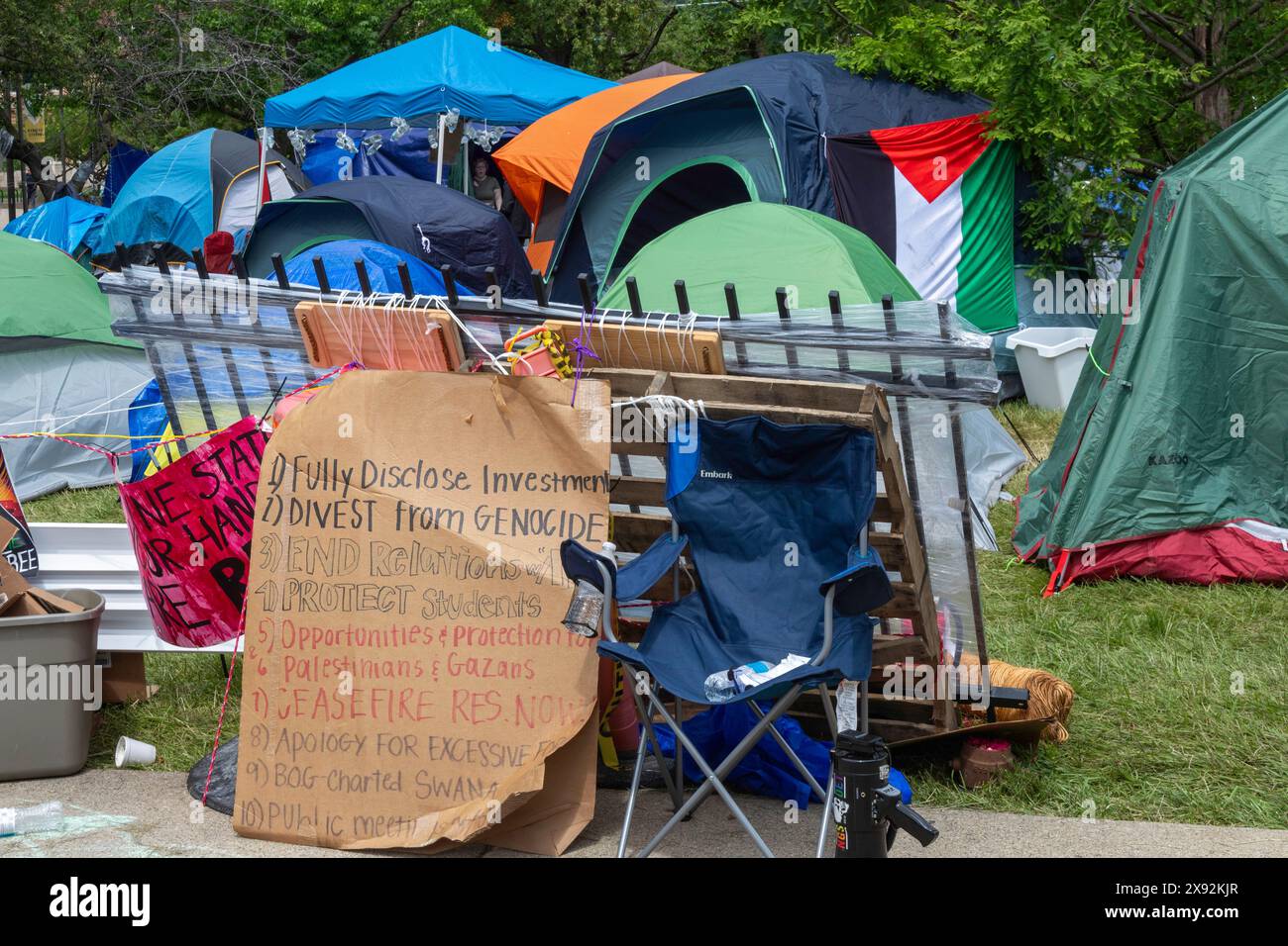 Detroit, Michigan, États-Unis. 28 mai 2024. Un campement de tentes installé par des étudiants de l’Université d’État Wayne en solidarité avec les victimes des bombardements israéliens à Gaza. L'université a répondu en annulant les cours 'jusqu'à nouvel ordre'. Crédit : Jim West/Alamy Live News Banque D'Images