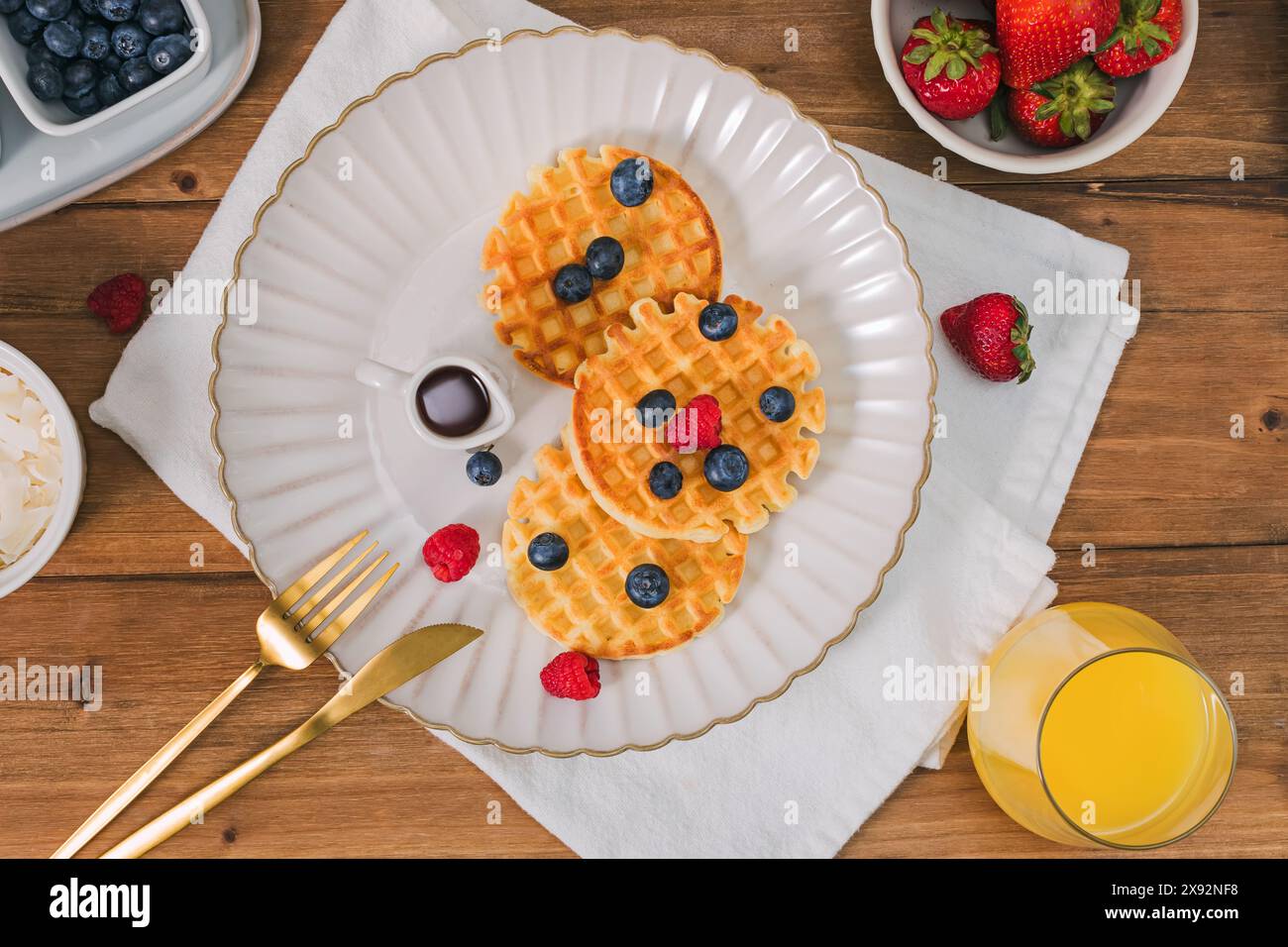 Petit déjeuner avec gaufres et baies sur la table en bois, vue de dessus Banque D'Images