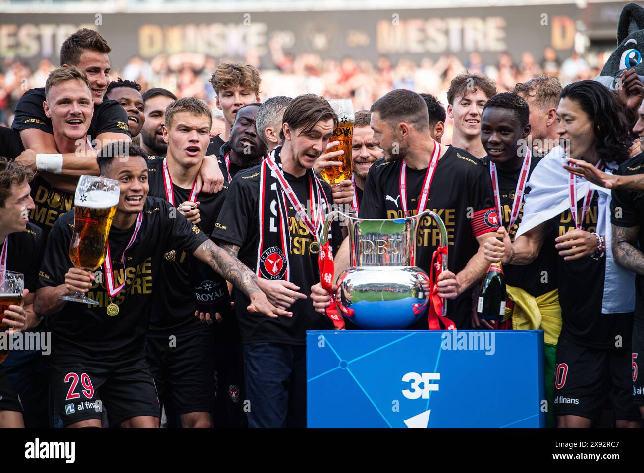 Herning, Danemark. 26 mai 2024. Le Capitaine Henrik Dalsgaard du FC Midtjylland peut, en unité avec Kristoffer Olsson, lever le trophée pour célébrer les coéquipiers vainqueurs du championnat danois après le match de Superliga 3F entre le FC Midtjylland et Silkeborg IF à la MCH Arena de Herning. (Crédit photo : Gonzales photo - Morten Kjaer). Banque D'Images