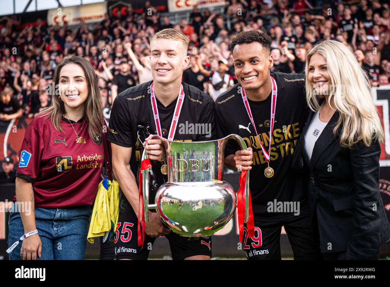 Herning, Danemark. 26 mai 2024. Charles (G) et Paulinho (d) du FC Midtjylland vus en fête après avoir remporté le championnat danois après le match de 3F Superliga entre le FC Midtjylland et Silkeborg IF au MCH Arena de Herning. (Crédit photo : Gonzales photo - Morten Kjaer). Banque D'Images