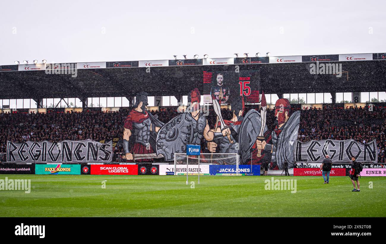 Herning, Danemark. 26 mai 2024. Les fans de football du FC Midtjylland ont vu sur les gradins avec un énorme tifo avant le match de 3F Superliga entre le FC Midtjylland et Silkeborg IF au MCH Arena de Herning. (Crédit photo : Gonzales photo - Morten Kjaer). Banque D'Images