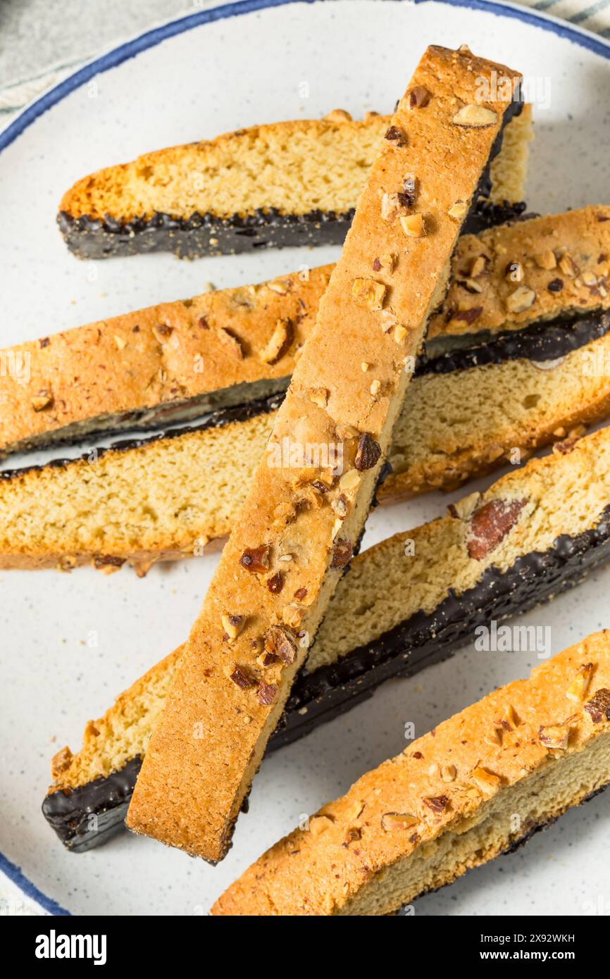 Biscotti au chocolat et aux amandes avec café espresso Banque D'Images