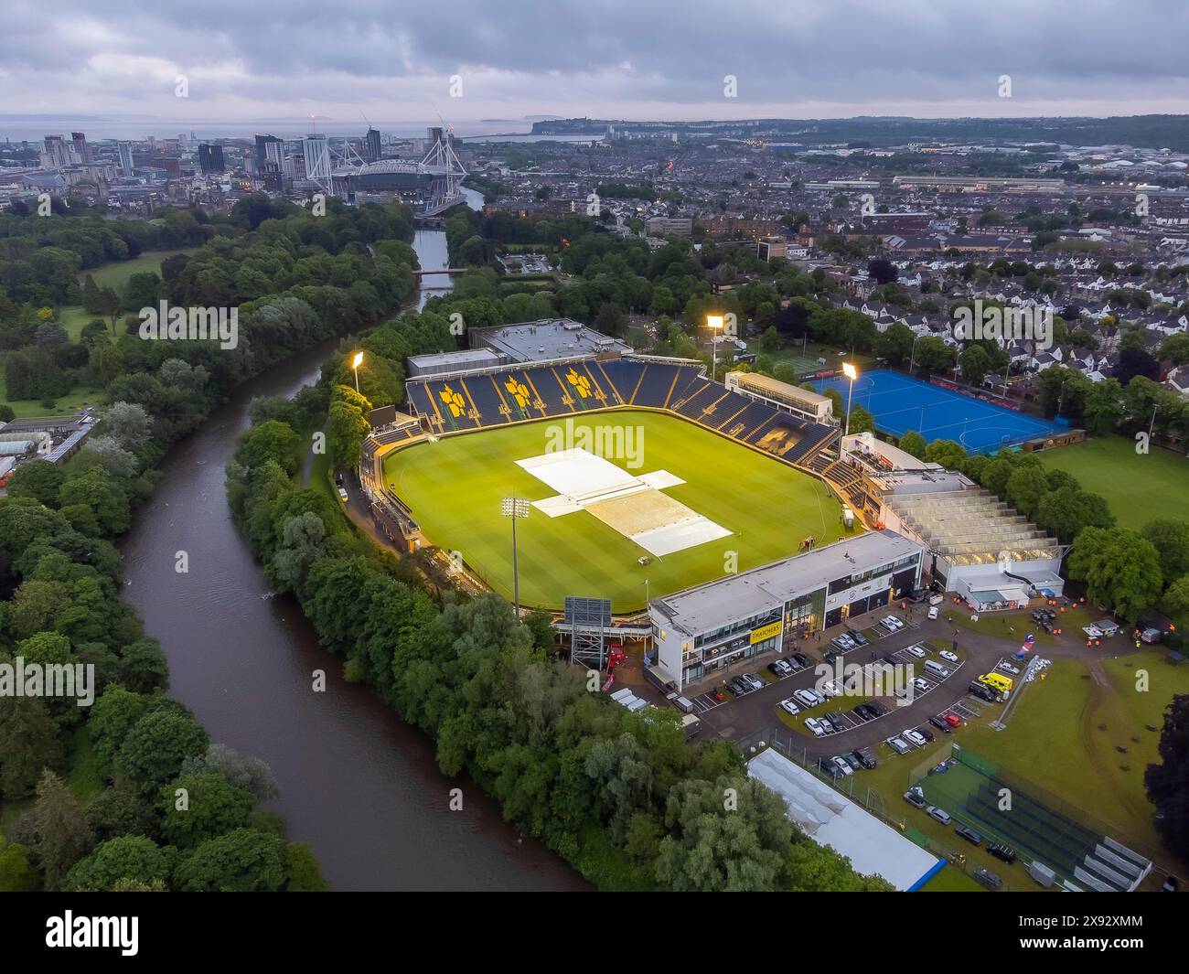 Cardiff, pays de Galles, Royaume-Uni. 28 mai 2024. Météo Royaume-Uni : vue aérienne générale du stade de cricket Sophia Gardens à Cardiff au pays de Galles avec les couvertures après que le 3rd England v Pakistan Vitality IT20 abandonné a été emporté en raison de fortes pluies. Le stade abrite le Glamorgan County Cricket Club. Crédit photo : Graham Hunt/Alamy Live News Banque D'Images