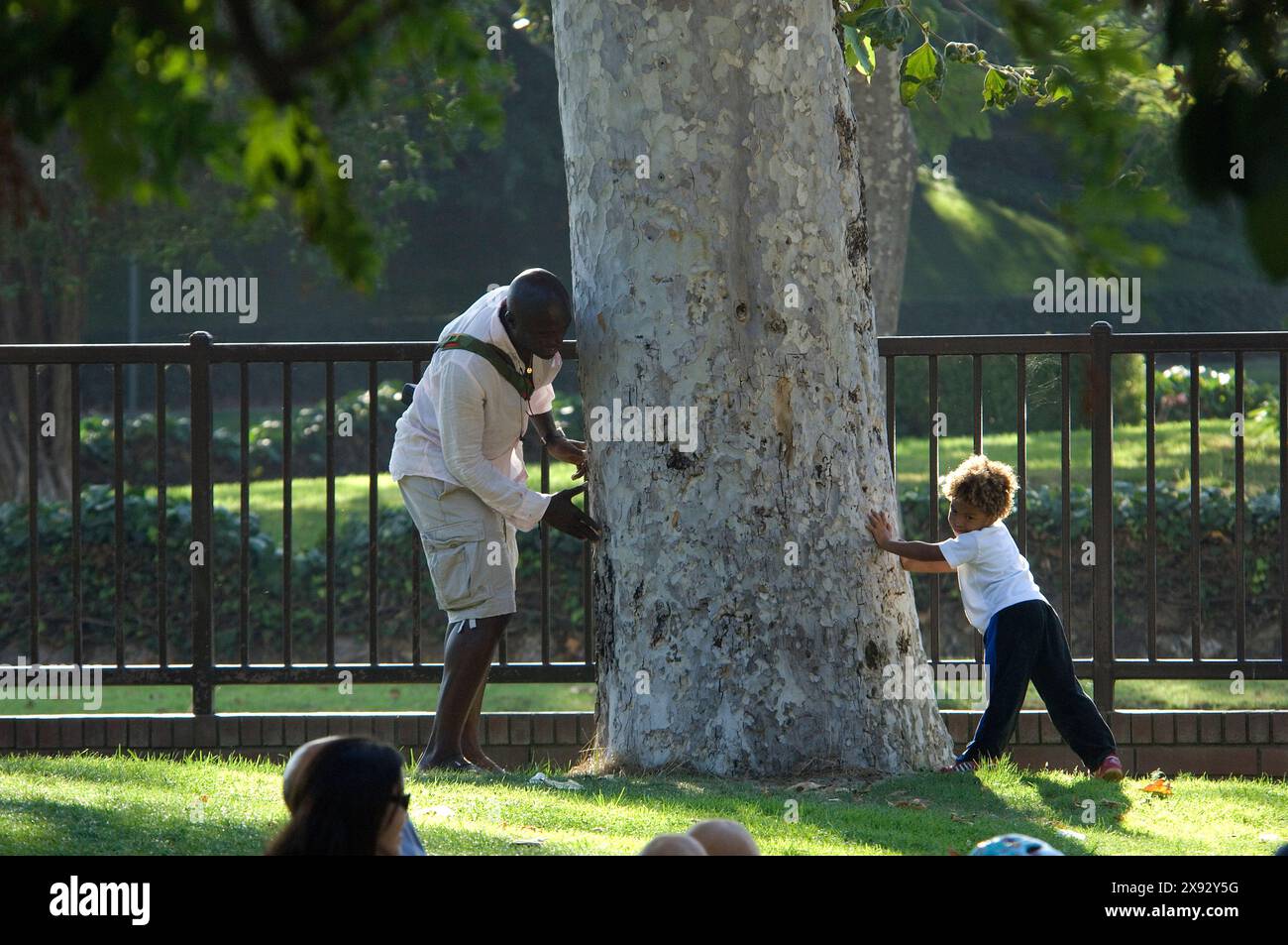 Heidi Klum et Seal partagent un moment chaleureux dans le parc, profitant de moments de qualité avec leurs enfants dans un environnement ludique et serein. 7 septembre 2008 Banque D'Images