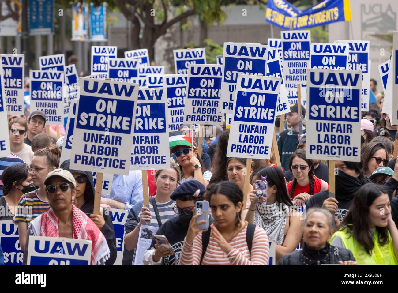 Los Angeles, Californie, États-Unis. 28 mai 2024. Des travailleurs universitaires, y compris des membres de la section locale 4811 de l'UAW, se sont mis en grève à l'UCLA le 28 mai 2024. Les dirigeants syndicaux veulent la protection de la liberté d'expression et l'amnistie pour les employés et les étudiants qui ont été disciplinés ou arrêtés lors de manifestations pro-palestiniennes. (Crédit image : © Jill Connelly/ZUMA Press Wire) USAGE ÉDITORIAL SEULEMENT! Non destiné à UN USAGE commercial ! Banque D'Images