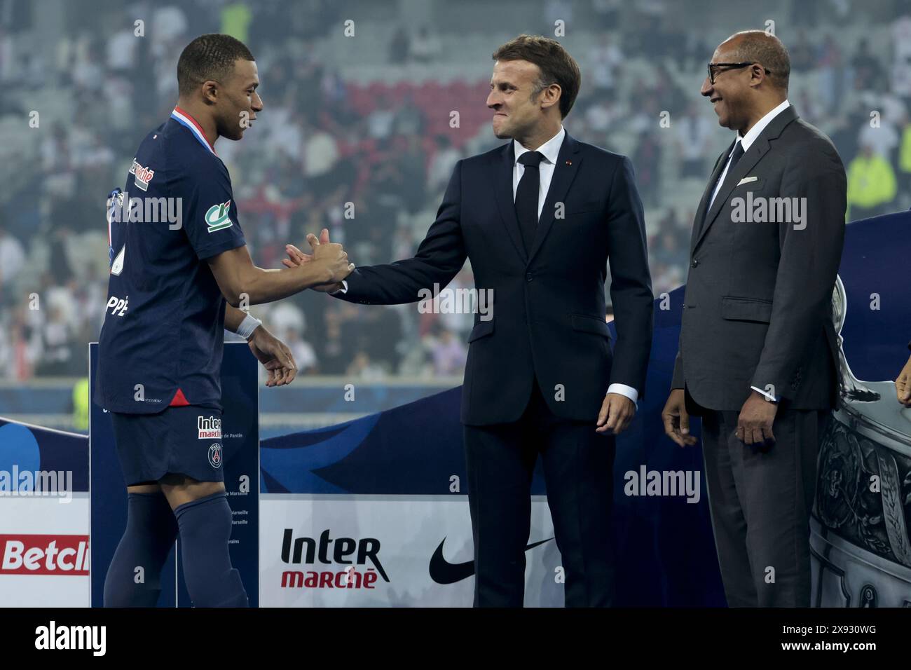 Kylian Mbappe du PSG, le Président de la France Emmanuel Macron, le Président de la Fédération française de Football FFF Philippe Diallo lors de la cérémonie de podium qui fait suite à la finale de la Coupe de France entre l’Olympique Lyonnais (OL, Lyon) et le Paris Saint-Germain (PSG) le 25 mai 2024 au stade Pierre Mauroy, Decathlon Arena à Villeneuve-d'Ascq près de Lille, France Banque D'Images