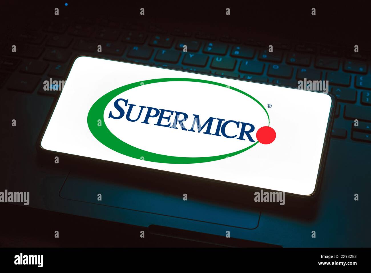 Brésil. 24 novembre 2023. Dans cette illustration photo, le logo Supermicro (Super Micro Computer, Inc) est affiché sur l'écran d'un smartphone. (Crédit image : © Rafael Henrique/SOPA images via ZUMA Press Wire) USAGE ÉDITORIAL SEULEMENT! Non destiné à UN USAGE commercial ! Banque D'Images
