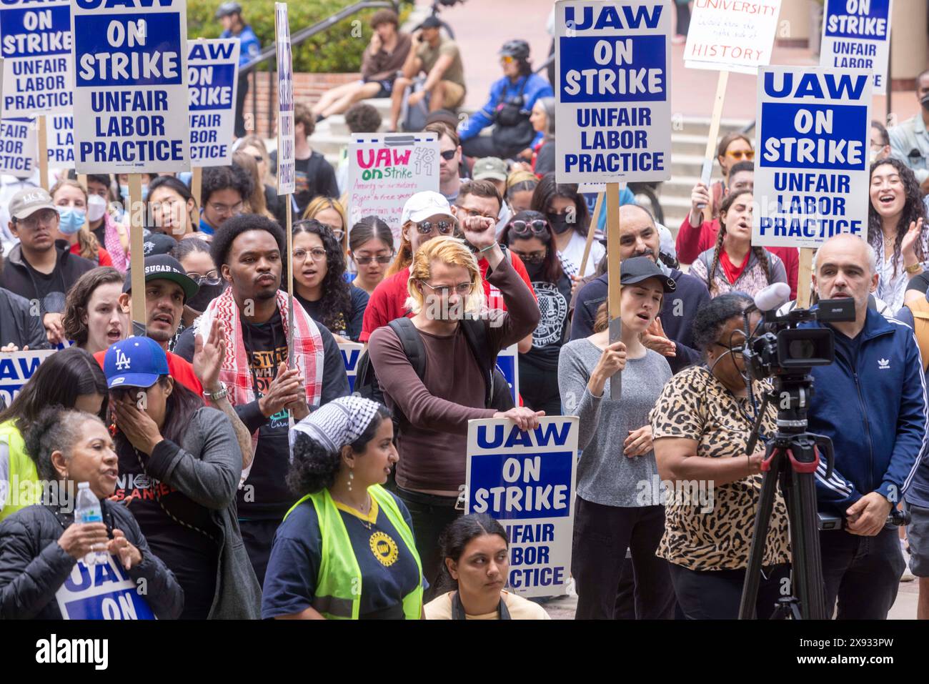 Los Angeles, Californie, États-Unis. 28 mai 2024. Des travailleurs universitaires, y compris des membres de la section locale 4811 de l'UAW, se sont mis en grève à l'UCLA. Les dirigeants syndicaux veulent la protection de la liberté d'expression et l'amnistie pour les employés et les étudiants qui ont été disciplinés ou arrêtés lors de manifestations pro-palestiniennes. (Crédit image : © Jill Connelly/ZUMA Press Wire) USAGE ÉDITORIAL SEULEMENT! Non destiné à UN USAGE commercial ! Banque D'Images