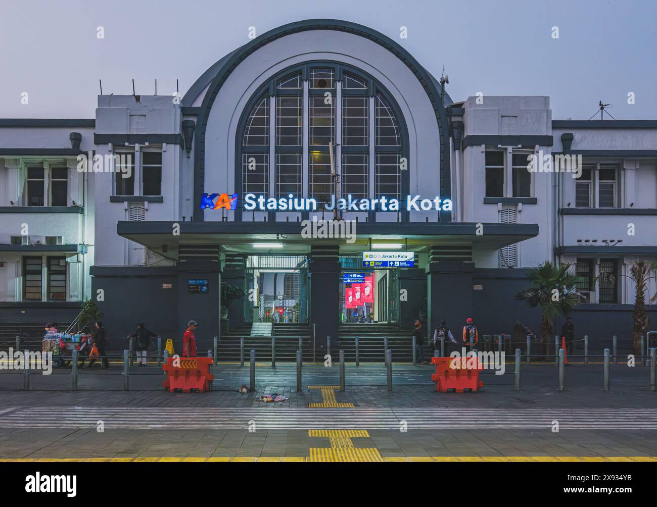 Jakarta, Indonésie - 7 mai 2024. La façade historique de Stasiun Jakarta Kota, une gare ferroviaire emblématique de Jakarta, Indonésie. La fonction station Banque D'Images