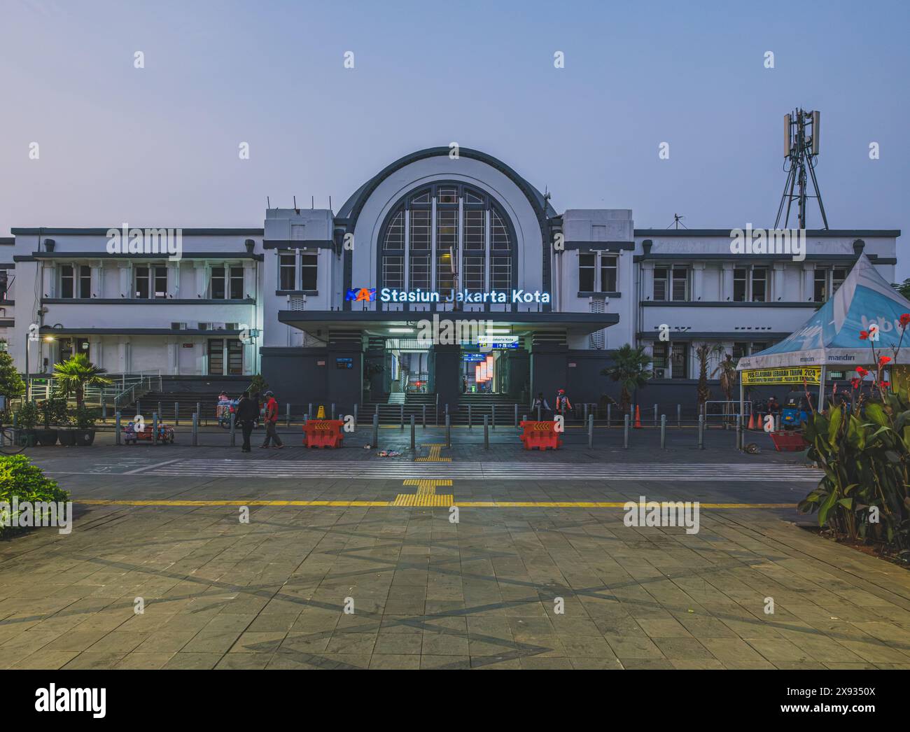 Jakarta, Indonésie - 7 mai 2024. La façade historique de Stasiun Jakarta Kota, une gare ferroviaire emblématique de Jakarta, Indonésie. La fonction station Banque D'Images