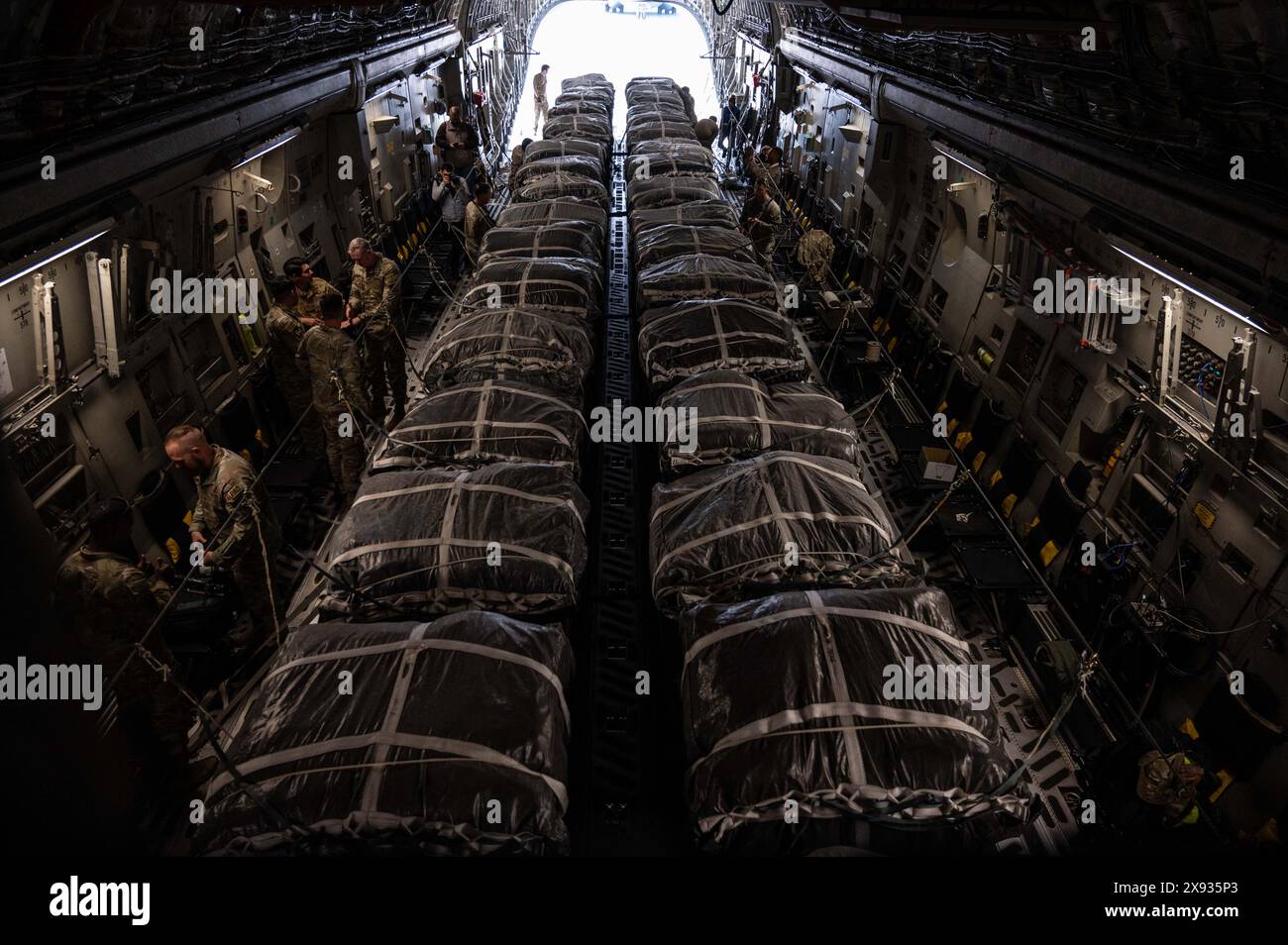 Emplacement non divulgué. 28 mars 2024. Des soldats et aviateurs américains sécurisent 40 paquets d'aide humanitaire sur un C-17 Globemaster III du Commandement de la mobilité aérienne le 29 mars 2024, à un endroit non divulgué dans la zone de responsabilité du Commandement central des États-Unis. Les États-Unis ont donné la priorité à l’acheminement de l’aide humanitaire pour soulager les souffrances des civils touchés par la crise actuelle à Gaza. La capacité de mobilité mondiale rapide de l'armée de l'air américaine a permis d'accélérer le transport de fournitures vitales essentielles vers Gaza. (Crédit image : © U.S. Air Force/ZUMA Press Wire) USAGE ÉDITORIAL SEULEMENT! Pas pour Commerc Banque D'Images