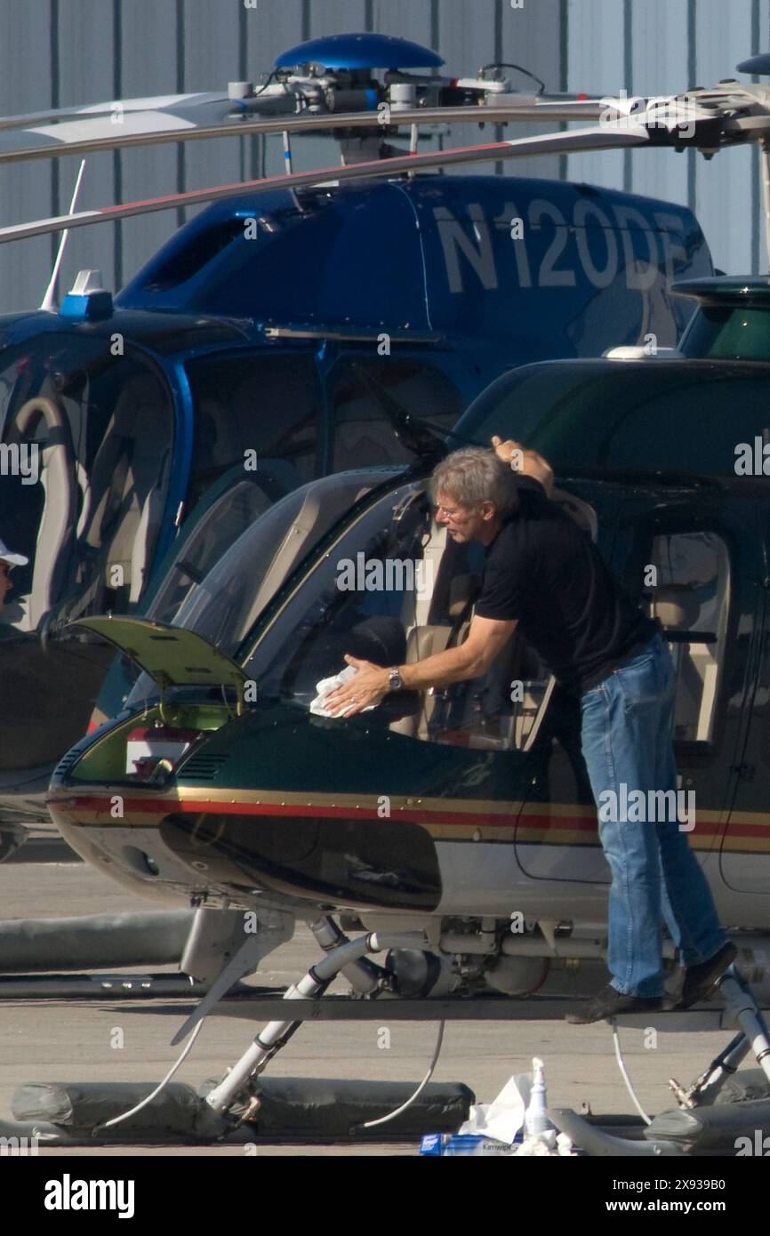 EXCLUSIF-- Harrison Ford vérifie et nettoie les vitres de son hélicoptère avant de voler à Santa Monica, Californie. Banque D'Images