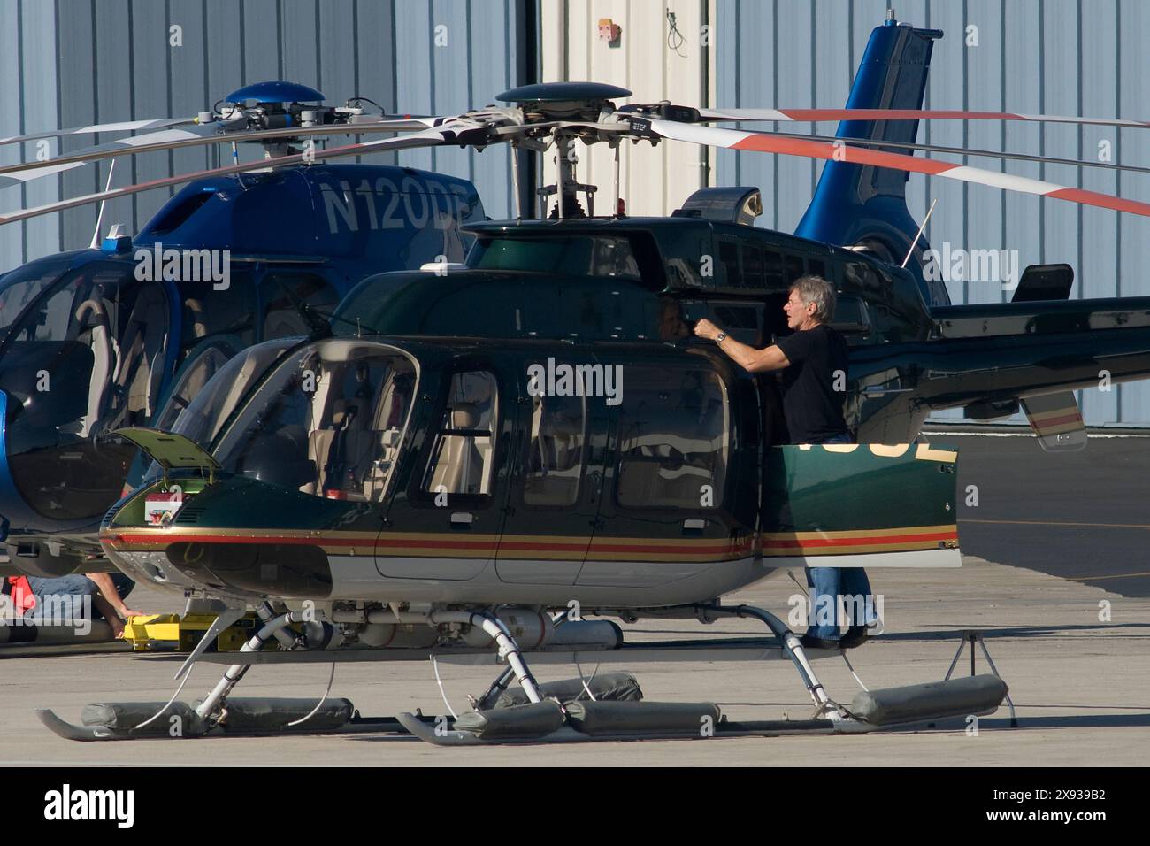 EXCLUSIF-- Harrison Ford vérifie et nettoie les vitres de son hélicoptère avant de voler à Santa Monica, Californie. Banque D'Images