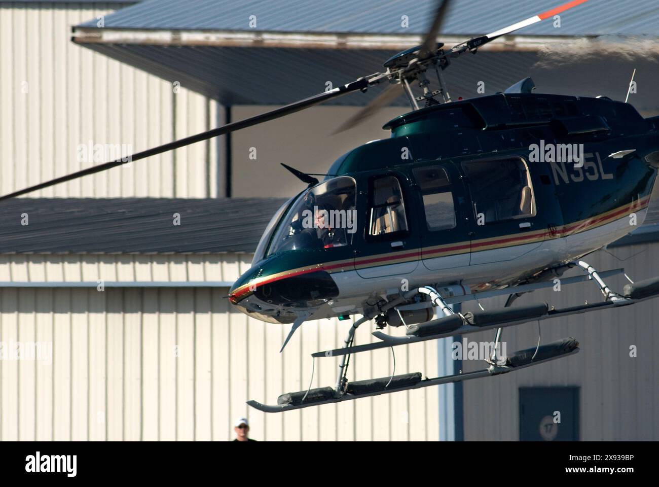 EXCLUSIF-- Harrison Ford vérifie et nettoie les vitres de son hélicoptère avant de voler à Santa Monica, Californie. Banque D'Images