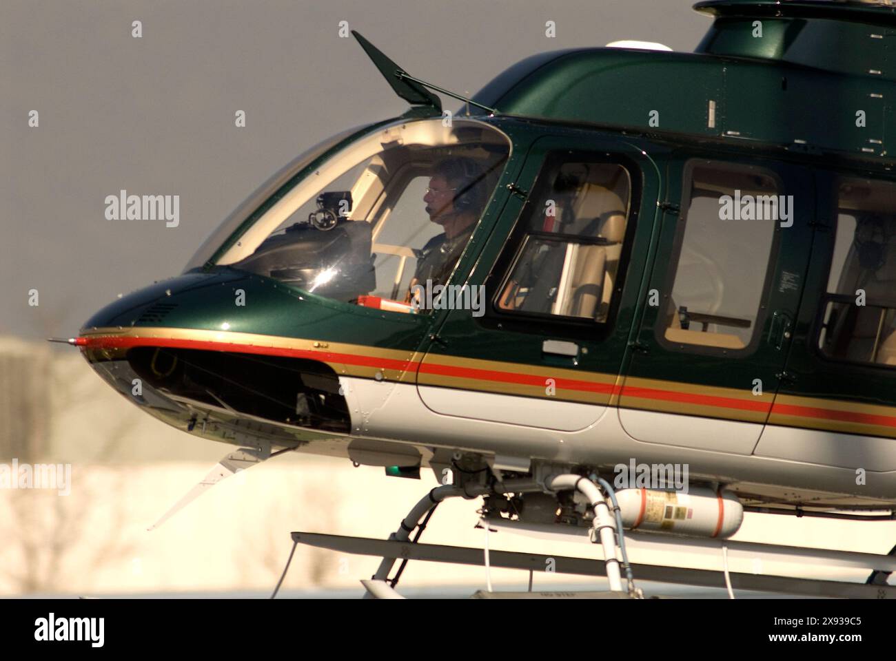 EXCLUSIF-- Harrison Ford vérifie et nettoie les vitres de son hélicoptère avant de voler à Santa Monica, Californie. Banque D'Images