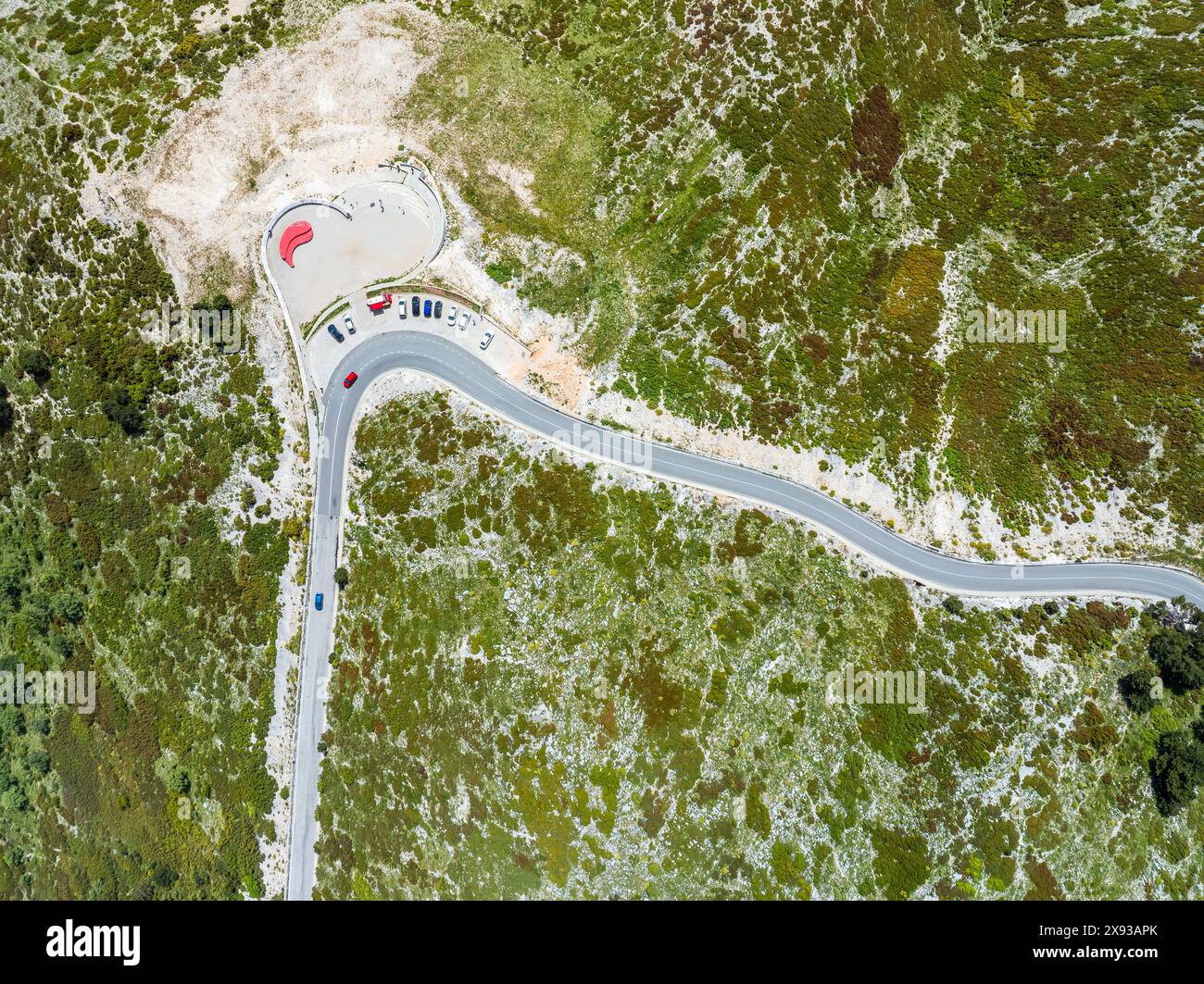 De haut en bas sur le col de Llogara depuis un drone, Panorama Llogara, montagnes Ceraunian, Albanie Banque D'Images