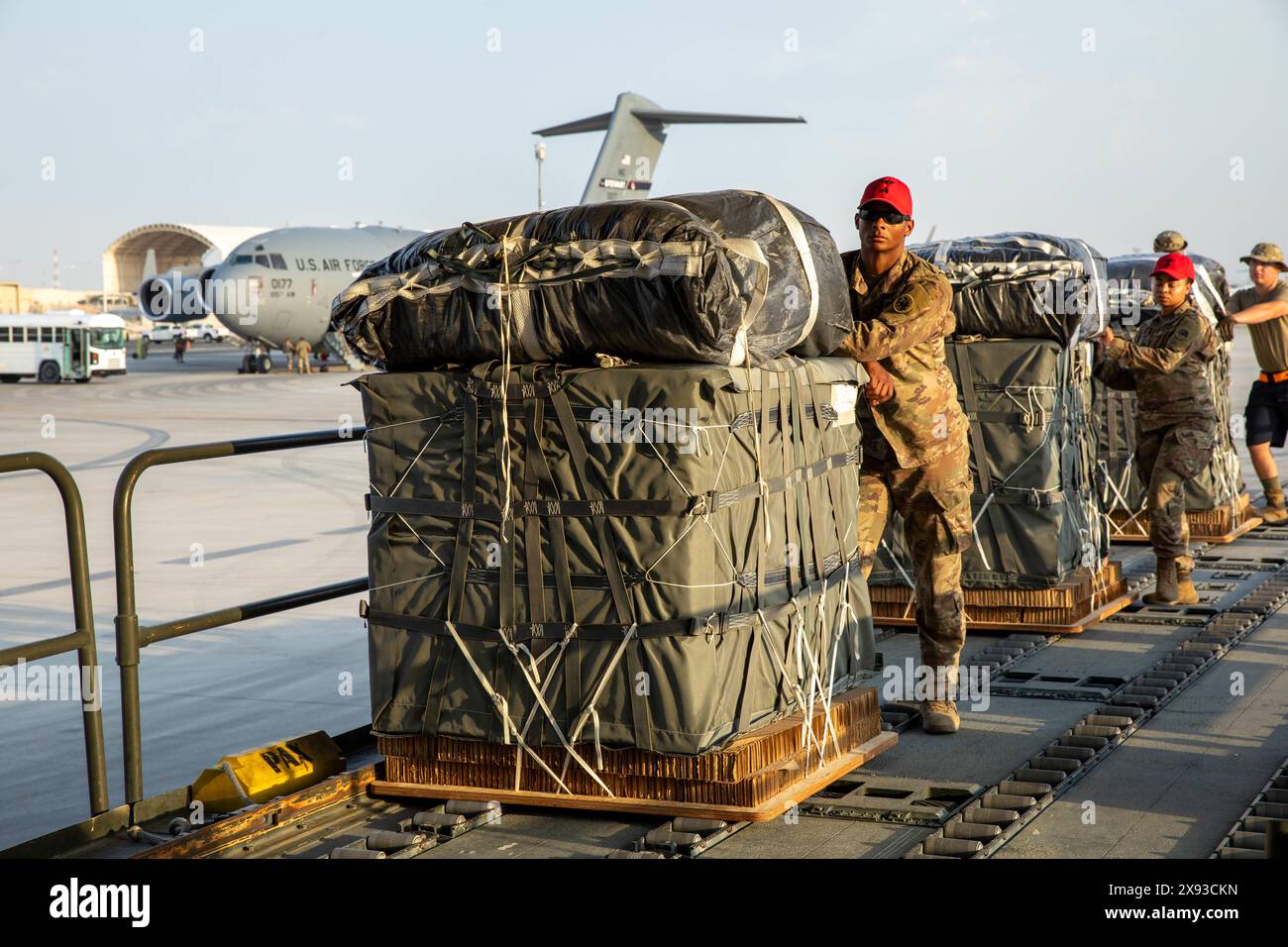 Emplacement non divulgué. 5 mars 2024. Le Commandement central des États-Unis et l’armée de l’air royale jordanienne ont effectué un parachute d’aide humanitaire combiné dans le Nord de Gaza le 5 mars 2024, à 14h30 (heure de Gaza), afin de fournir des secours essentiels aux civils touchés par le conflit en cours. L'opération conjointe combinée comprenait des avions C-130 de l'US Air Force et des soldats de l'US Army spécialisés dans la livraison aérienne de U. S et fournitures humanitaires jordaniennes. Les C-130 américains ont perdu plus de 36 800 équivalents repas américains et jordaniens dans le nord de Gaza, une zone de grand besoin, permettant un accès civil Banque D'Images