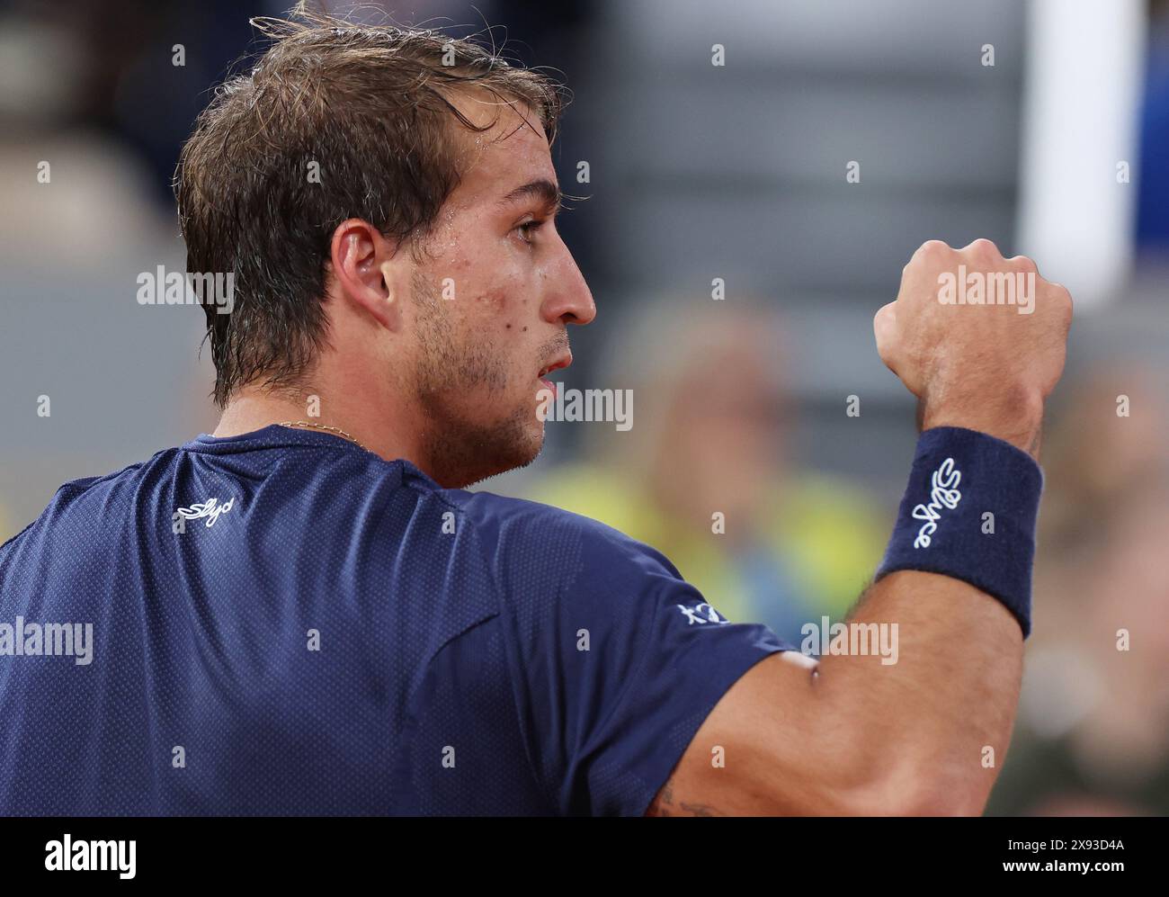 Paris, France. 28 mai 2024. Le brésilien Felipe Meligeni Alves réagit au premier tour masculin entre Casper Ruud, de Norvège, et le brésilien Felipe Meligeni Alves, au tournoi français de tennis à Roland Garros, à Paris, le 28 mai 2024. Crédit : Gao Jing/Xinhua/Alamy Live News Banque D'Images