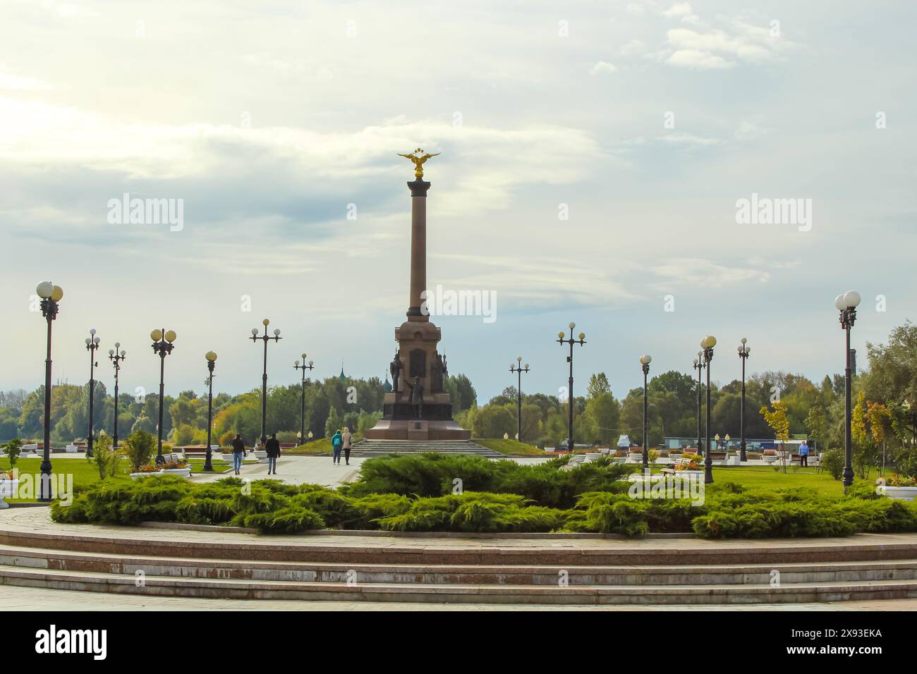 Vue de l'allée des fontaines et le monument en l'honneur du 1000ème anniversaire de Yaroslavl sur la Strelka des rivières Volga et Kotorosl Banque D'Images