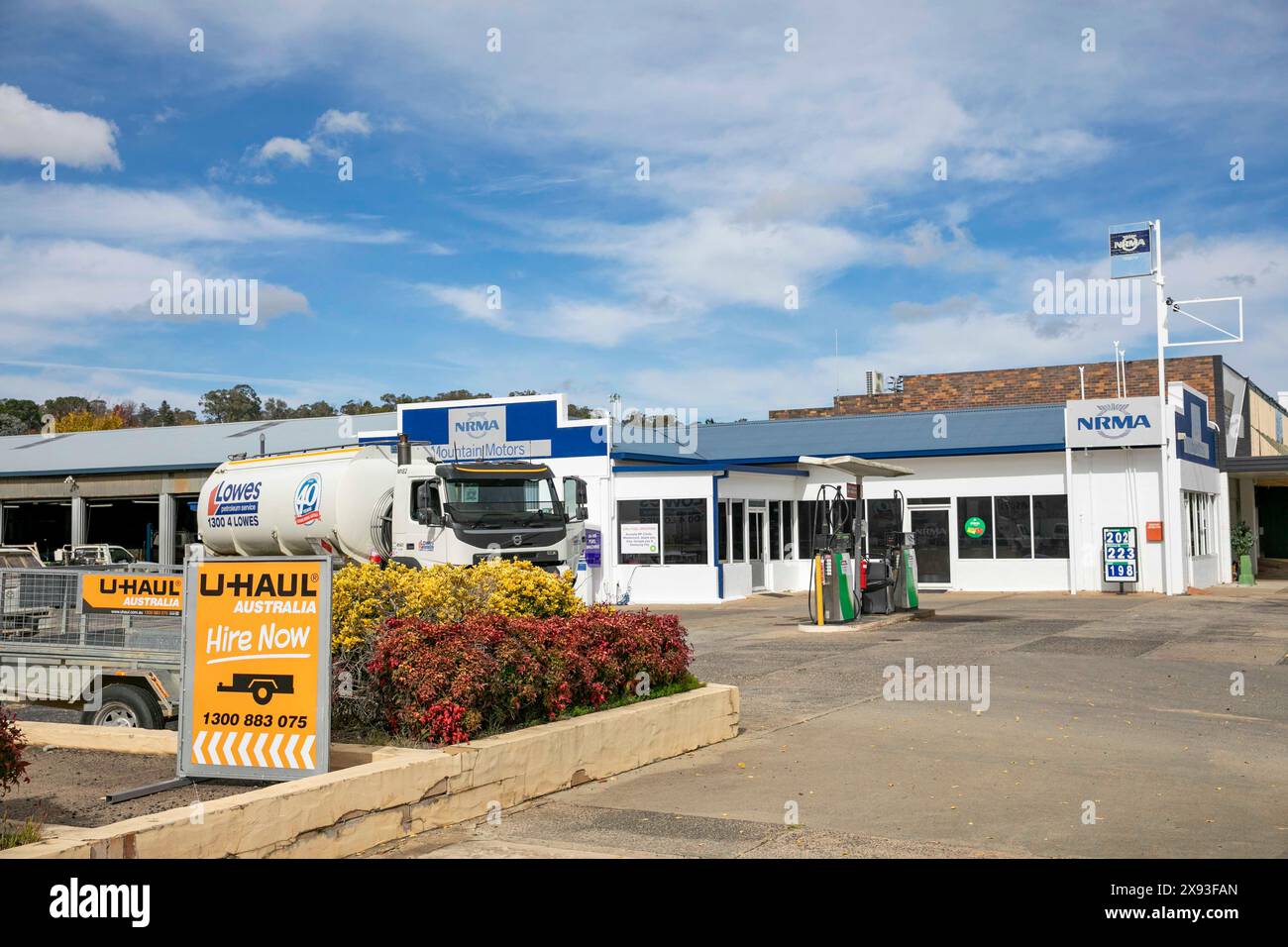 Centre-ville de Walcha avec station-service NRMA et offre d'affaires de location de remorques, NSW, Australie, 2024 Banque D'Images