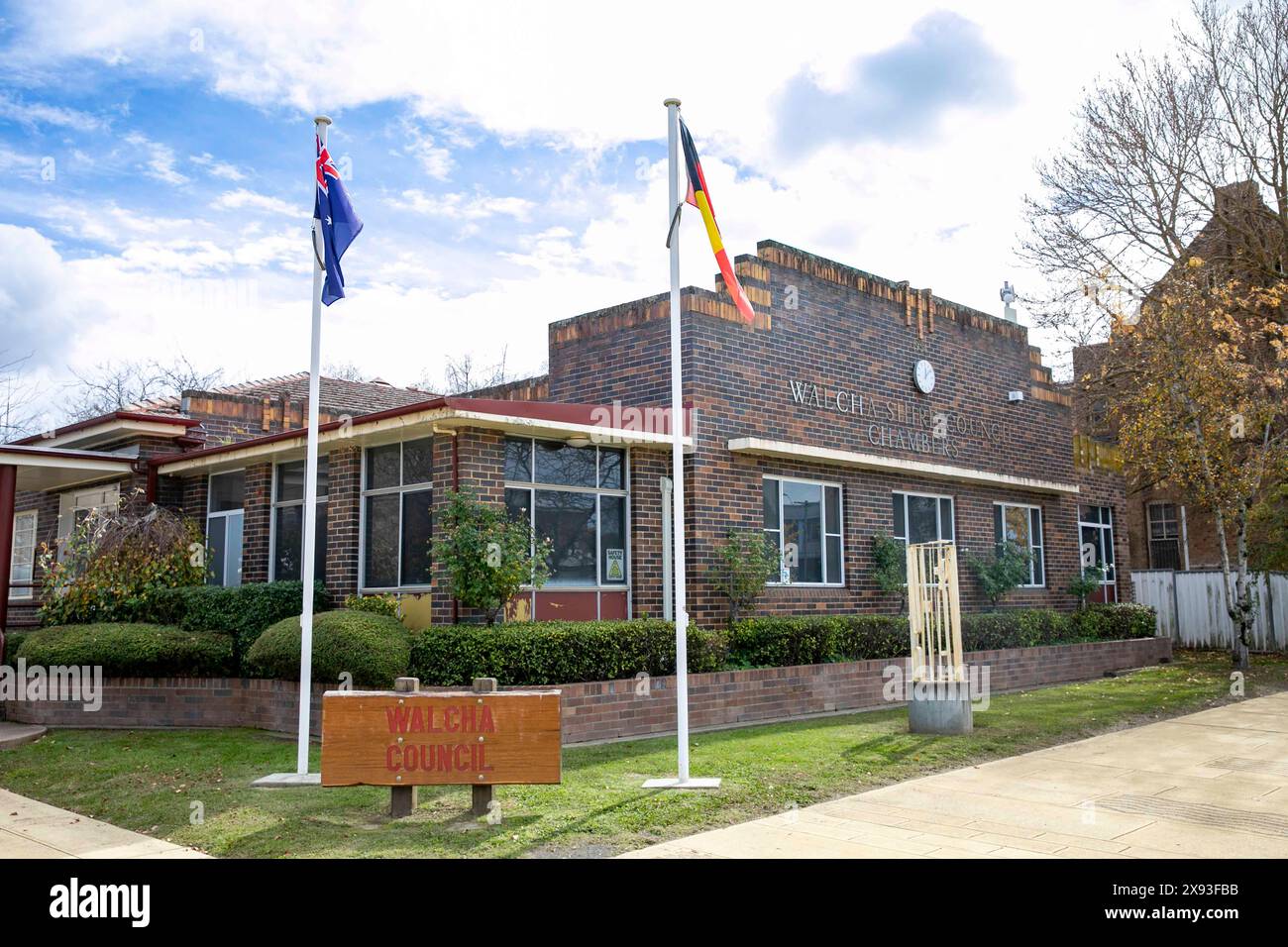 Walcha, ville de campagne australienne, bâtiment des bureaux du conseil de Walcha avec drapeaux australiens et aborigènes flottant, Nouvelle-Galles du Sud, Australie Banque D'Images
