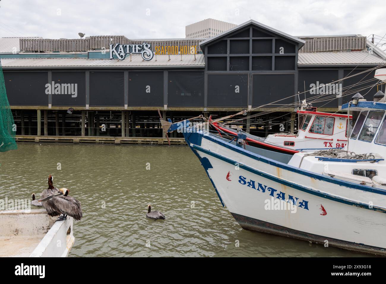 Bateaux de pêche commerciale amarrés à côté de Katie's Seafood House sur le canal de Galveston à Glaveston, Texas Banque D'Images