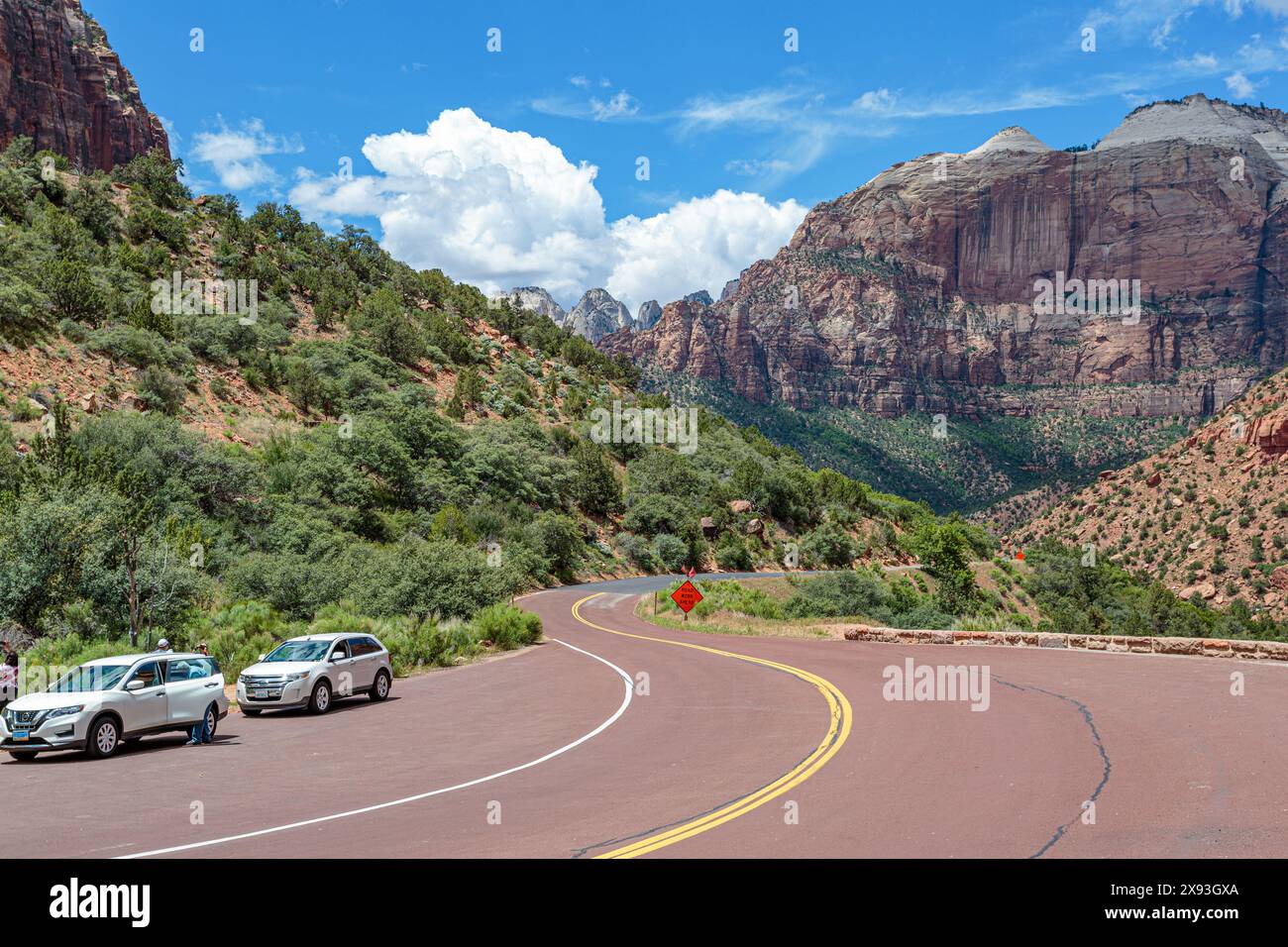 Un panneau avertit les conducteurs des travaux routiers à venir sur le Zion Park Boulevard dans le parc national de Zion, Utah Banque D'Images
