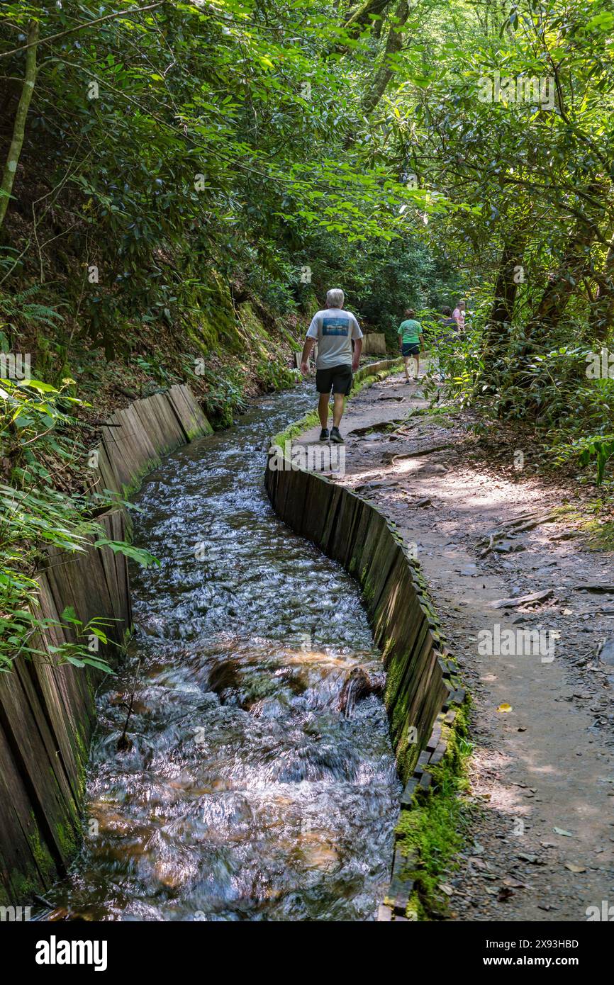 L'eau détournée de Mingus Creek s'écoule pour alimenter le moulin de Mingus dans le parc national des Great Smoky Mountains près de Cherokee, en Caroline du Nord Banque D'Images