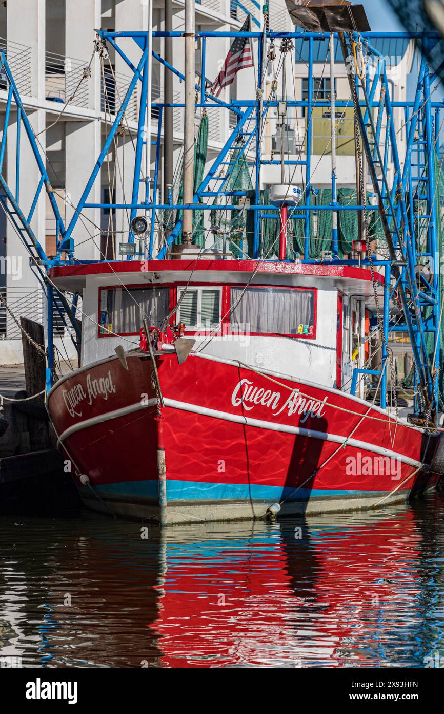Bateau de pêche commerciale Queen Angel au quai dans la section commerciale du port pour petits bateaux de Biloxi à Biloxi, MS Banque D'Images