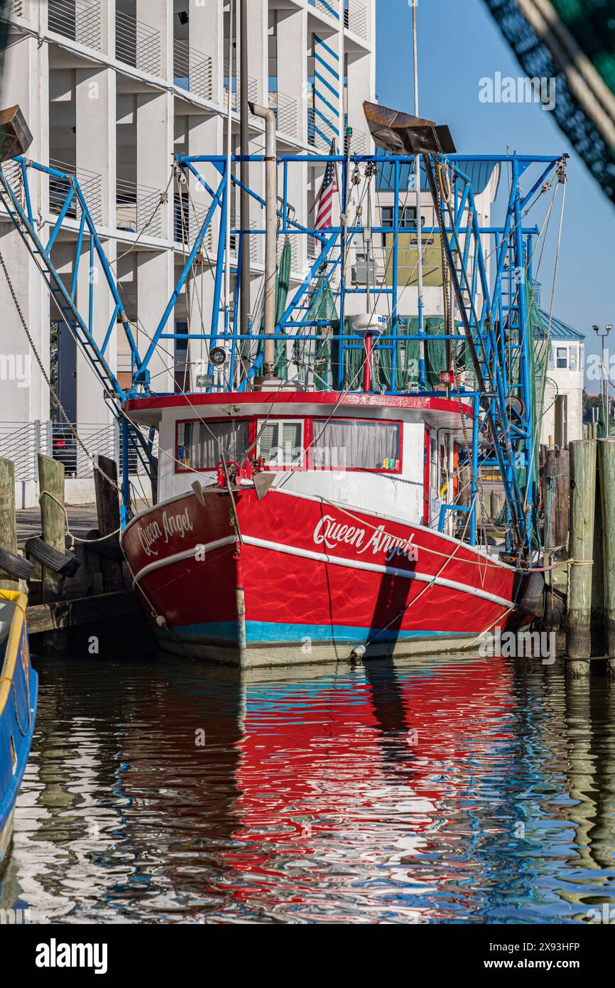 Bateau de pêche commerciale Queen Angel au quai dans la section commerciale du port pour petits bateaux de Biloxi à Biloxi, MS Banque D'Images