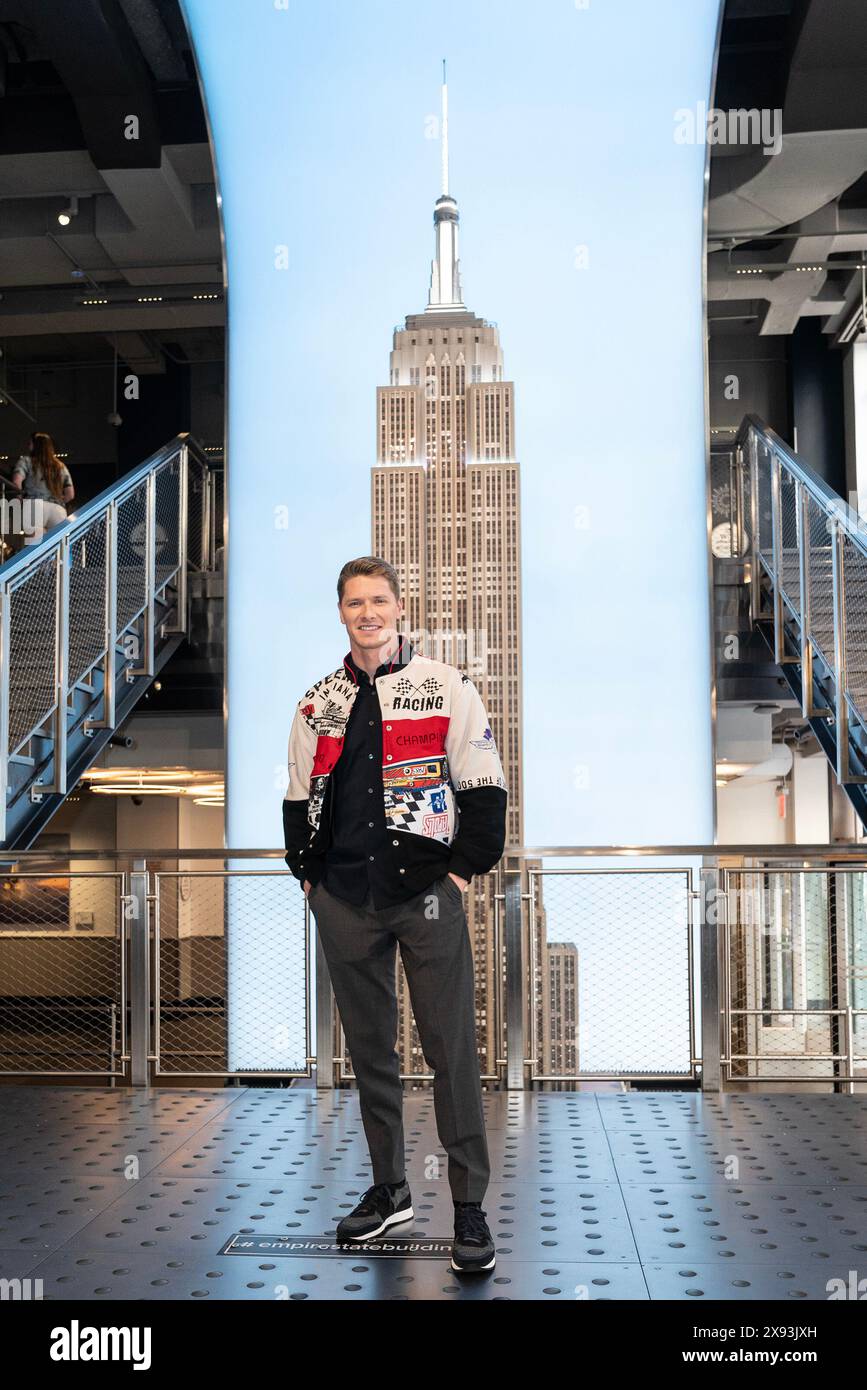 West point, États-Unis. 28 mai 2024. Josef Newgarden, lauréat de 2024 Indy 500 pour la 2ème année consécutive, visite l'Empire State Building à New York avec sa femme Ashley. (Photo de Lev Radin/Pacific Press) crédit : Pacific Press Media production Corp./Alamy Live News Banque D'Images