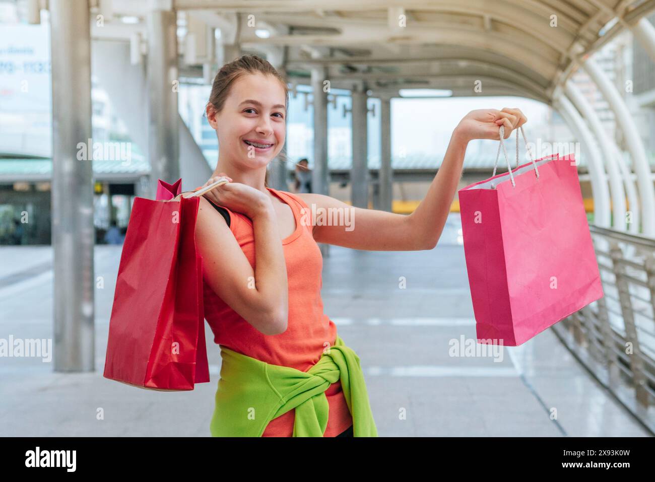 Shopaholic femmes tenant des sacs d'achats, l'argent, la personne de carte de crédit à des centres commerciaux.la femme à la mode amour en ligne site Web avec des ventes tag sur le noir Frid Banque D'Images