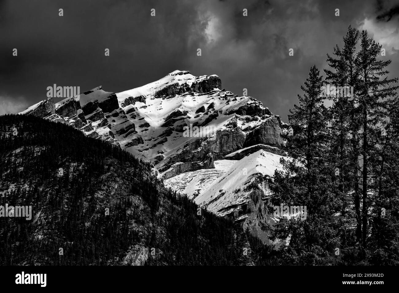 Un sommet de montagne dans les Rocheuses canadiennes vu depuis George Biggy SR Road, Dead Man's Flats, Alberta Banque D'Images