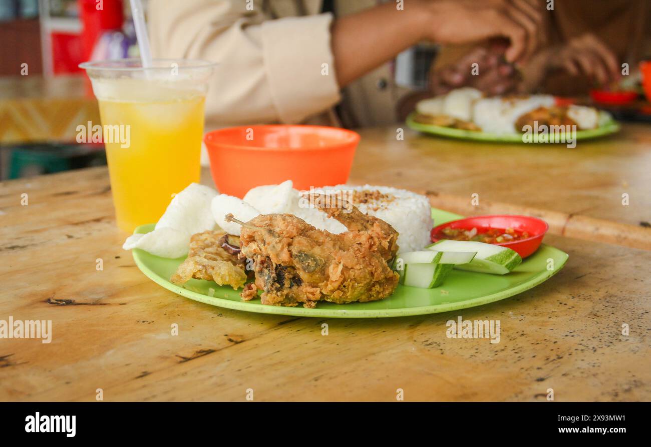 Ayam Geprek ou Crush de poulet est une nourriture typiquement indonésienne qui est très recherchée par les Indonésiens Banque D'Images