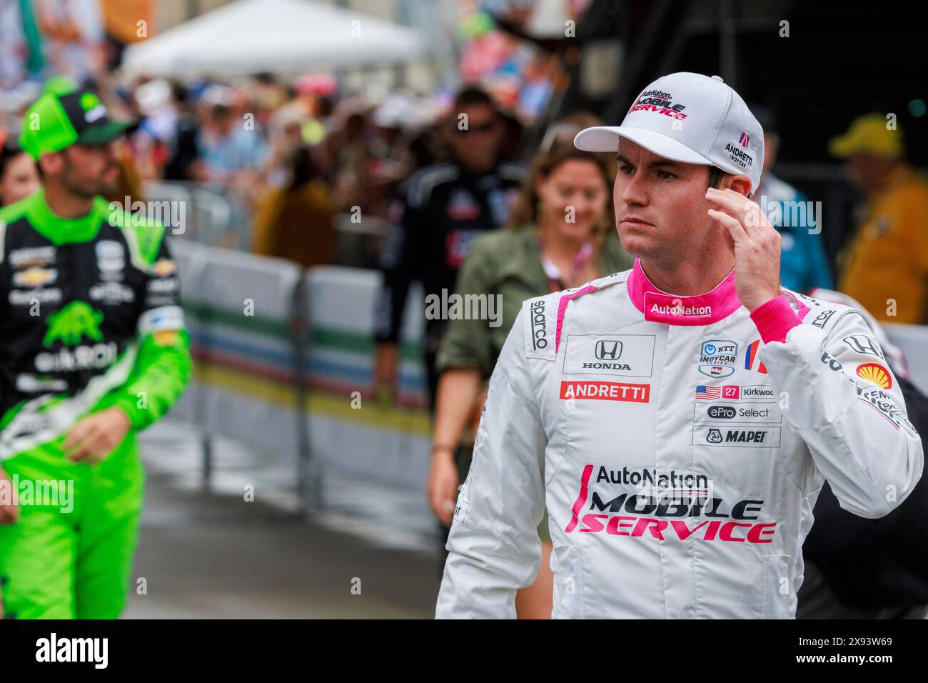 INDIANAPOLIS, INDIANA - MAI 26 : le pilote de course Kyle Kirkwood marche sur la piste lors des présentations des pilotes avant l'Indy 500 2024 au Indianapolis Motor Speedway le 26 mai 2024 à Indianapolis, Indiana. Banque D'Images