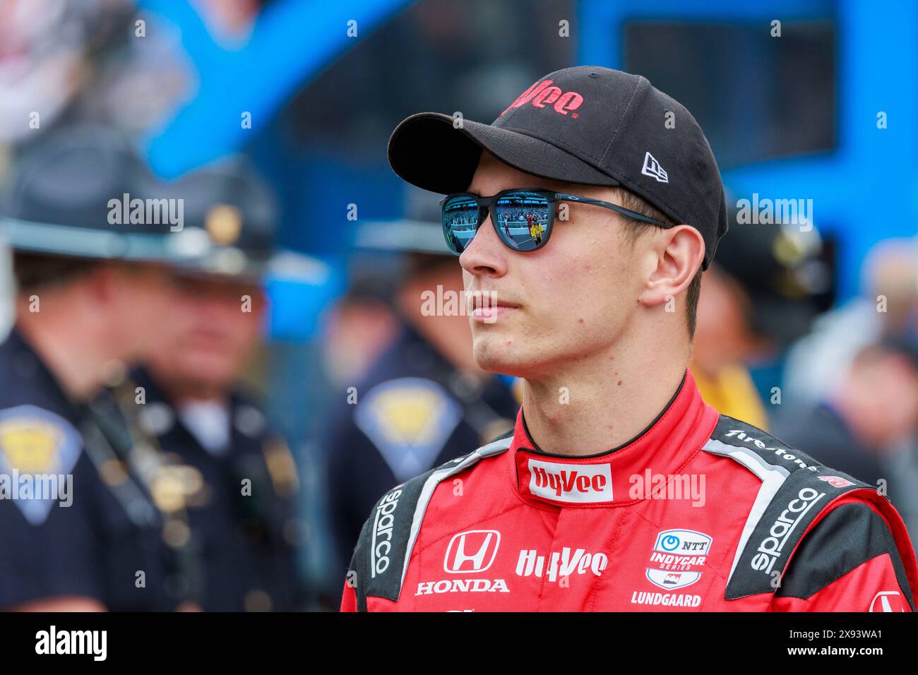 INDIANAPOLIS, INDIANA - MAI 26 : le pilote Christian Lundgaard marche sur la piste lors des présentations des pilotes avant l'Indy 500 2024 au circuit automobile d'Indianapolis le 26 mai 2024 à Indianapolis, Indiana. Banque D'Images