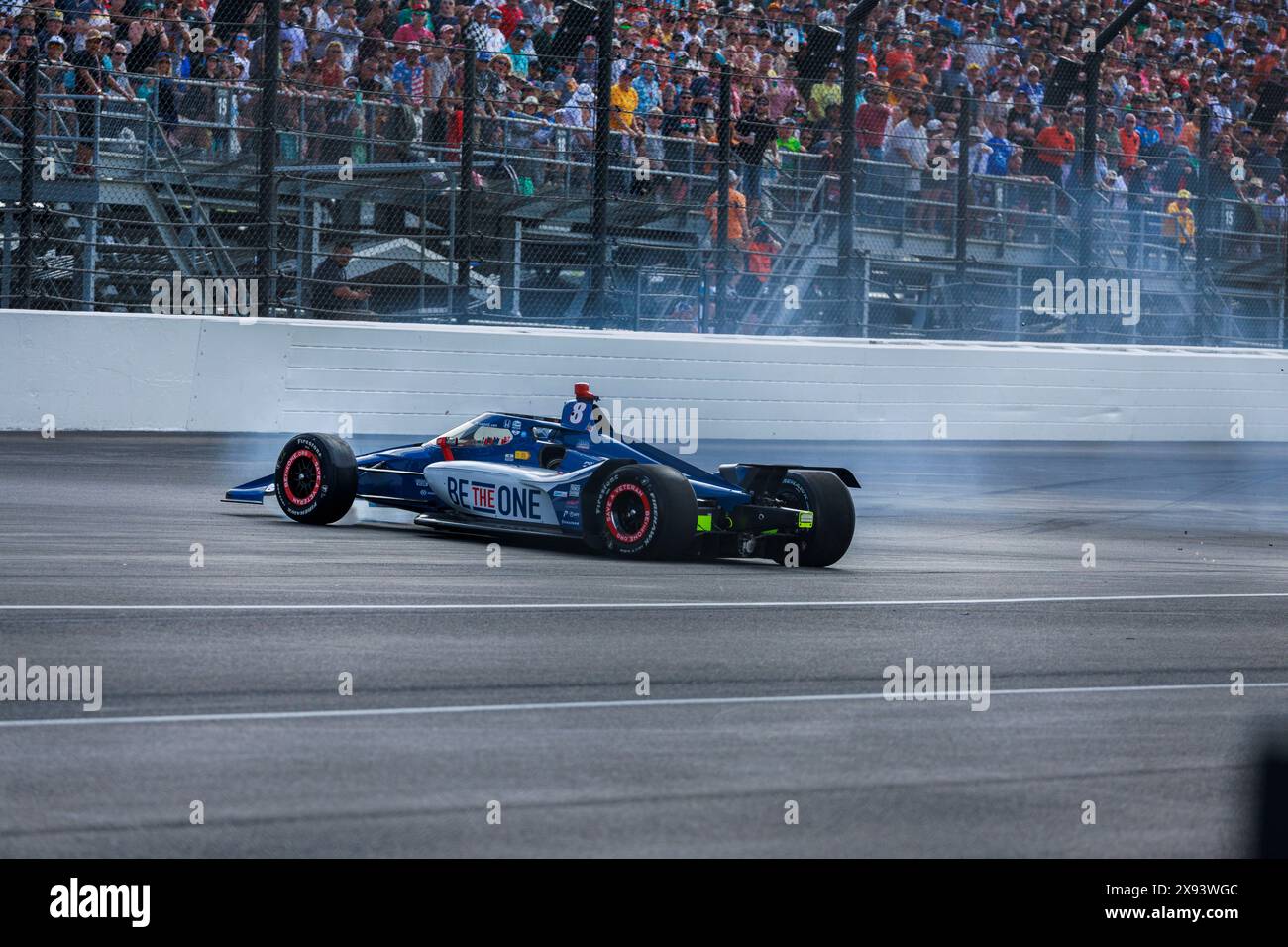 INDIANAPOLIS, INDIANA - MAI 26 : le pilote de course Linus Lundqvist (8) s'écrase au tour un lors de l'Indy 500 2024 à Indianapolis Motor Speedway le 26 mai 2024 à Indianapolis, Indiana. Banque D'Images