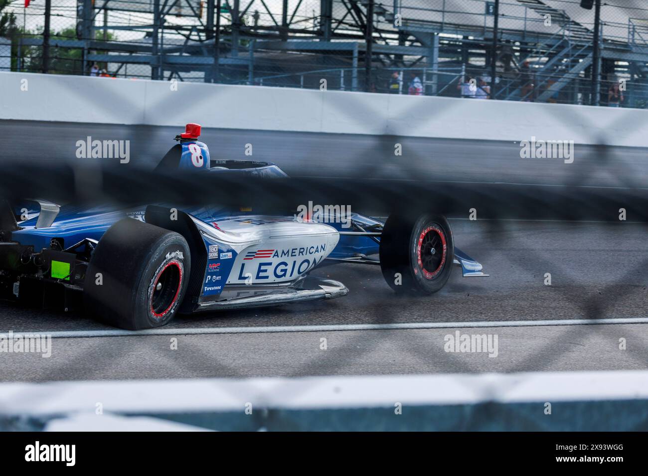 INDIANAPOLIS, INDIANA - MAI 26 : le pilote de course Linus Lundqvist (8) s'écrase au tour un lors de l'Indy 500 2024 à Indianapolis Motor Speedway le 26 mai 2024 à Indianapolis, Indiana. Banque D'Images